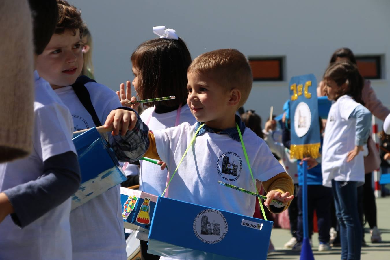 El Colegio 'Sotomayor y Terrazas' ha celebrado, esta mañana, su III Certamen escolar de bandas, organizado por el área de Música de este centro educativo, bajo la dirección de la maestra Loli Guzmán. A las puertas de la Semana Santa de Jerez, la actividad ha tenido como objetivo acercar la música a los niños y trabajar con ellos los sones que acompañan esta celebración. Esta edición ha contado, también, con la participación de alumnos del Colegio de Educación Especial 'Nuestra Señora de Aguasantas', la Agrupación Musical 'Nuestro Padre Jesús Nazareno', la Banda de CC. y TT. de 'Nuestra Señora del Rosario' y la Agrupación Musical 'Maestro Sousa'. Además, como novedad, se ha realizado un desfile previo por las calles del popular 'Barrio Alto'.