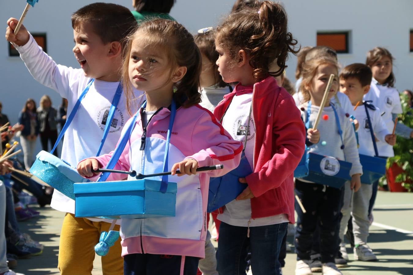 El Colegio 'Sotomayor y Terrazas' ha celebrado, esta mañana, su III Certamen escolar de bandas, organizado por el área de Música de este centro educativo, bajo la dirección de la maestra Loli Guzmán. A las puertas de la Semana Santa de Jerez, la actividad ha tenido como objetivo acercar la música a los niños y trabajar con ellos los sones que acompañan esta celebración. Esta edición ha contado, también, con la participación de alumnos del Colegio de Educación Especial 'Nuestra Señora de Aguasantas', la Agrupación Musical 'Nuestro Padre Jesús Nazareno', la Banda de CC. y TT. de 'Nuestra Señora del Rosario' y la Agrupación Musical 'Maestro Sousa'. Además, como novedad, se ha realizado un desfile previo por las calles del popular 'Barrio Alto'.