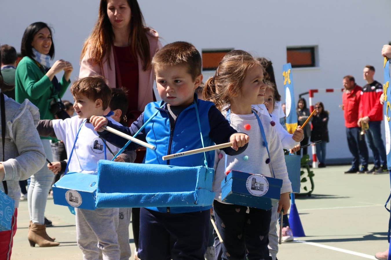 El Colegio 'Sotomayor y Terrazas' ha celebrado, esta mañana, su III Certamen escolar de bandas, organizado por el área de Música de este centro educativo, bajo la dirección de la maestra Loli Guzmán. A las puertas de la Semana Santa de Jerez, la actividad ha tenido como objetivo acercar la música a los niños y trabajar con ellos los sones que acompañan esta celebración. Esta edición ha contado, también, con la participación de alumnos del Colegio de Educación Especial 'Nuestra Señora de Aguasantas', la Agrupación Musical 'Nuestro Padre Jesús Nazareno', la Banda de CC. y TT. de 'Nuestra Señora del Rosario' y la Agrupación Musical 'Maestro Sousa'. Además, como novedad, se ha realizado un desfile previo por las calles del popular 'Barrio Alto'.