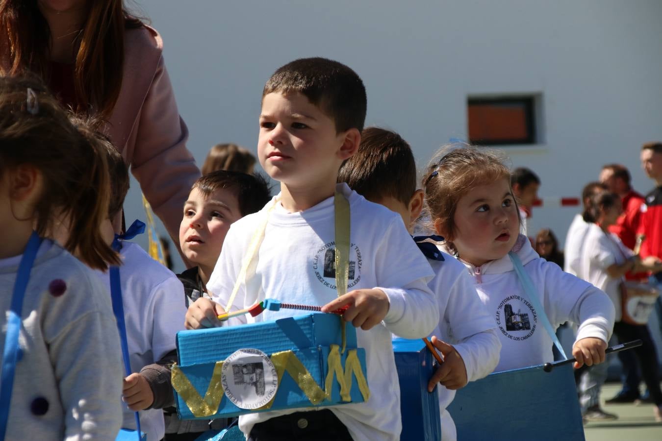 El Colegio 'Sotomayor y Terrazas' ha celebrado, esta mañana, su III Certamen escolar de bandas, organizado por el área de Música de este centro educativo, bajo la dirección de la maestra Loli Guzmán. A las puertas de la Semana Santa de Jerez, la actividad ha tenido como objetivo acercar la música a los niños y trabajar con ellos los sones que acompañan esta celebración. Esta edición ha contado, también, con la participación de alumnos del Colegio de Educación Especial 'Nuestra Señora de Aguasantas', la Agrupación Musical 'Nuestro Padre Jesús Nazareno', la Banda de CC. y TT. de 'Nuestra Señora del Rosario' y la Agrupación Musical 'Maestro Sousa'. Además, como novedad, se ha realizado un desfile previo por las calles del popular 'Barrio Alto'.
