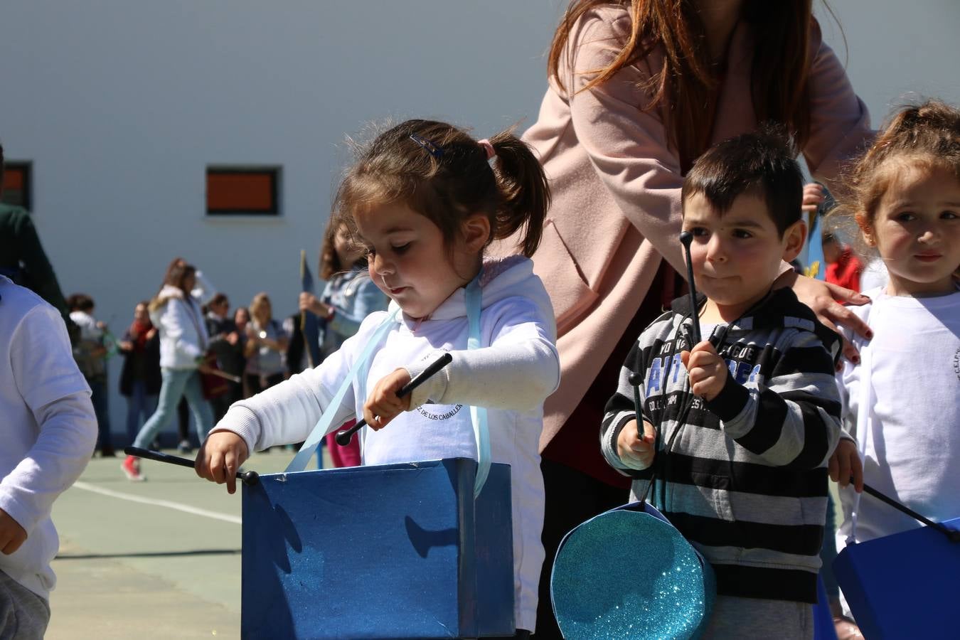 El Colegio 'Sotomayor y Terrazas' ha celebrado, esta mañana, su III Certamen escolar de bandas, organizado por el área de Música de este centro educativo, bajo la dirección de la maestra Loli Guzmán. A las puertas de la Semana Santa de Jerez, la actividad ha tenido como objetivo acercar la música a los niños y trabajar con ellos los sones que acompañan esta celebración. Esta edición ha contado, también, con la participación de alumnos del Colegio de Educación Especial 'Nuestra Señora de Aguasantas', la Agrupación Musical 'Nuestro Padre Jesús Nazareno', la Banda de CC. y TT. de 'Nuestra Señora del Rosario' y la Agrupación Musical 'Maestro Sousa'. Además, como novedad, se ha realizado un desfile previo por las calles del popular 'Barrio Alto'.