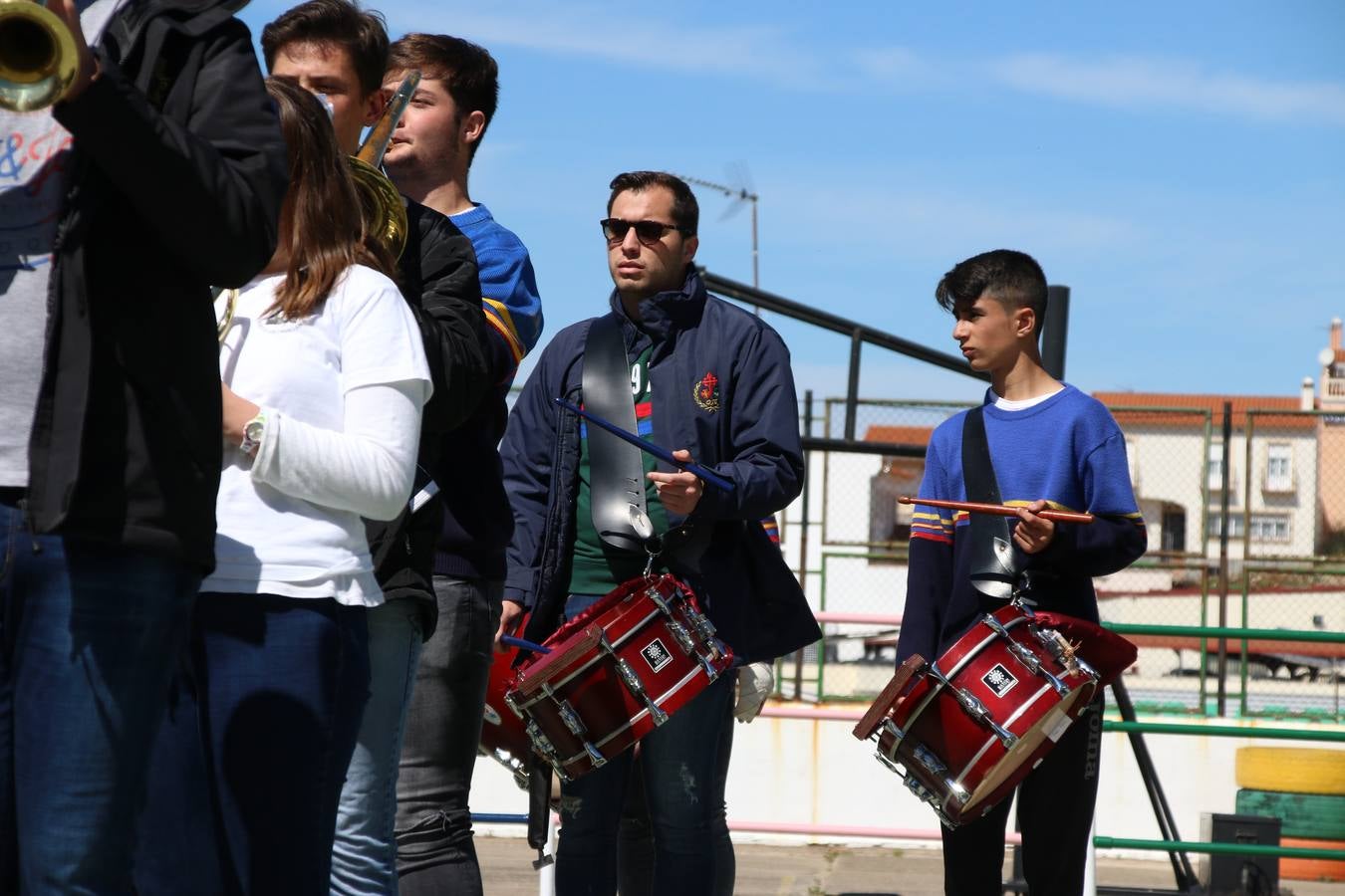 El Colegio 'Sotomayor y Terrazas' ha celebrado, esta mañana, su III Certamen escolar de bandas, organizado por el área de Música de este centro educativo, bajo la dirección de la maestra Loli Guzmán. A las puertas de la Semana Santa de Jerez, la actividad ha tenido como objetivo acercar la música a los niños y trabajar con ellos los sones que acompañan esta celebración. Esta edición ha contado, también, con la participación de alumnos del Colegio de Educación Especial 'Nuestra Señora de Aguasantas', la Agrupación Musical 'Nuestro Padre Jesús Nazareno', la Banda de CC. y TT. de 'Nuestra Señora del Rosario' y la Agrupación Musical 'Maestro Sousa'. Además, como novedad, se ha realizado un desfile previo por las calles del popular 'Barrio Alto'.