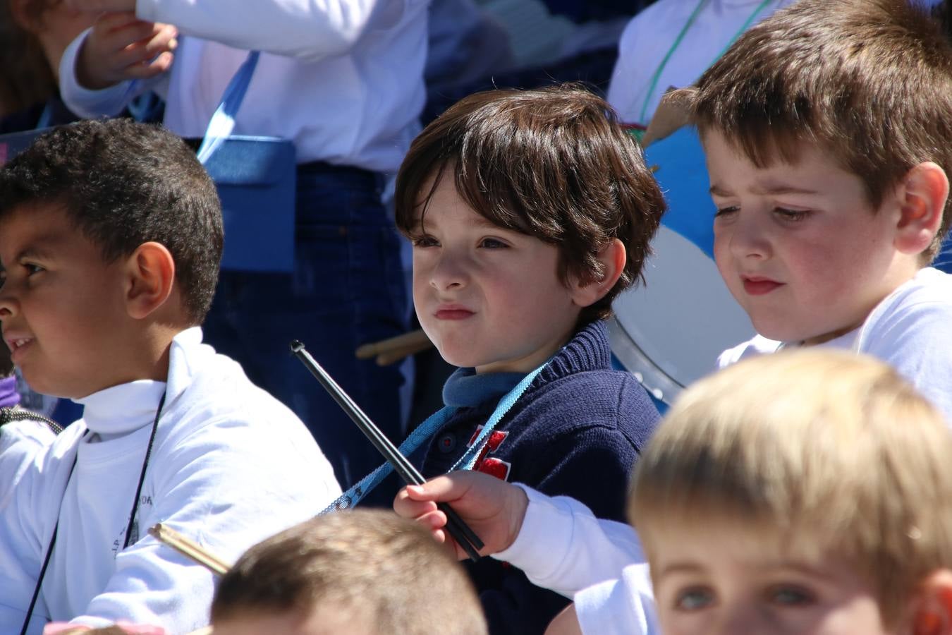 El Colegio 'Sotomayor y Terrazas' ha celebrado, esta mañana, su III Certamen escolar de bandas, organizado por el área de Música de este centro educativo, bajo la dirección de la maestra Loli Guzmán. A las puertas de la Semana Santa de Jerez, la actividad ha tenido como objetivo acercar la música a los niños y trabajar con ellos los sones que acompañan esta celebración. Esta edición ha contado, también, con la participación de alumnos del Colegio de Educación Especial 'Nuestra Señora de Aguasantas', la Agrupación Musical 'Nuestro Padre Jesús Nazareno', la Banda de CC. y TT. de 'Nuestra Señora del Rosario' y la Agrupación Musical 'Maestro Sousa'. Además, como novedad, se ha realizado un desfile previo por las calles del popular 'Barrio Alto'.