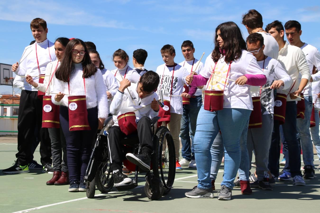 El Colegio 'Sotomayor y Terrazas' ha celebrado, esta mañana, su III Certamen escolar de bandas, organizado por el área de Música de este centro educativo, bajo la dirección de la maestra Loli Guzmán. A las puertas de la Semana Santa de Jerez, la actividad ha tenido como objetivo acercar la música a los niños y trabajar con ellos los sones que acompañan esta celebración. Esta edición ha contado, también, con la participación de alumnos del Colegio de Educación Especial 'Nuestra Señora de Aguasantas', la Agrupación Musical 'Nuestro Padre Jesús Nazareno', la Banda de CC. y TT. de 'Nuestra Señora del Rosario' y la Agrupación Musical 'Maestro Sousa'. Además, como novedad, se ha realizado un desfile previo por las calles del popular 'Barrio Alto'.