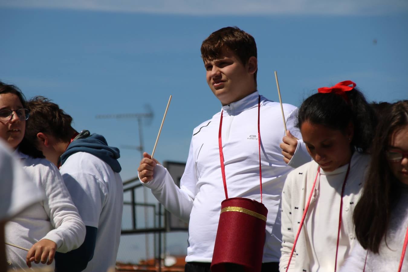 El Colegio 'Sotomayor y Terrazas' ha celebrado, esta mañana, su III Certamen escolar de bandas, organizado por el área de Música de este centro educativo, bajo la dirección de la maestra Loli Guzmán. A las puertas de la Semana Santa de Jerez, la actividad ha tenido como objetivo acercar la música a los niños y trabajar con ellos los sones que acompañan esta celebración. Esta edición ha contado, también, con la participación de alumnos del Colegio de Educación Especial 'Nuestra Señora de Aguasantas', la Agrupación Musical 'Nuestro Padre Jesús Nazareno', la Banda de CC. y TT. de 'Nuestra Señora del Rosario' y la Agrupación Musical 'Maestro Sousa'. Además, como novedad, se ha realizado un desfile previo por las calles del popular 'Barrio Alto'.