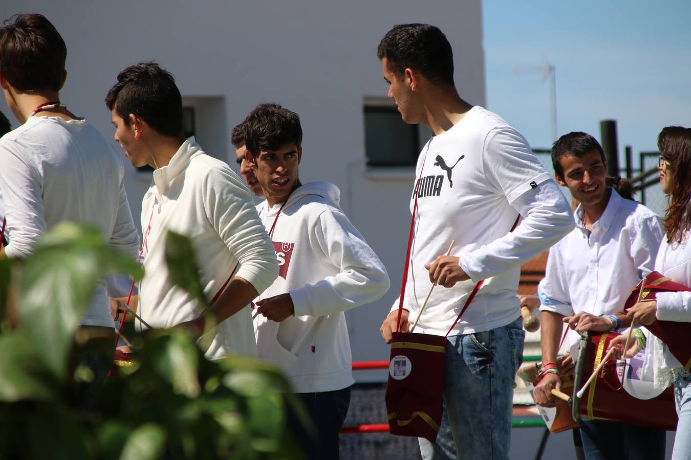 El Colegio 'Sotomayor y Terrazas' ha celebrado, esta mañana, su III Certamen escolar de bandas, organizado por el área de Música de este centro educativo, bajo la dirección de la maestra Loli Guzmán. A las puertas de la Semana Santa de Jerez, la actividad ha tenido como objetivo acercar la música a los niños y trabajar con ellos los sones que acompañan esta celebración. Esta edición ha contado, también, con la participación de alumnos del Colegio de Educación Especial 'Nuestra Señora de Aguasantas', la Agrupación Musical 'Nuestro Padre Jesús Nazareno', la Banda de CC. y TT. de 'Nuestra Señora del Rosario' y la Agrupación Musical 'Maestro Sousa'. Además, como novedad, se ha realizado un desfile previo por las calles del popular 'Barrio Alto'.