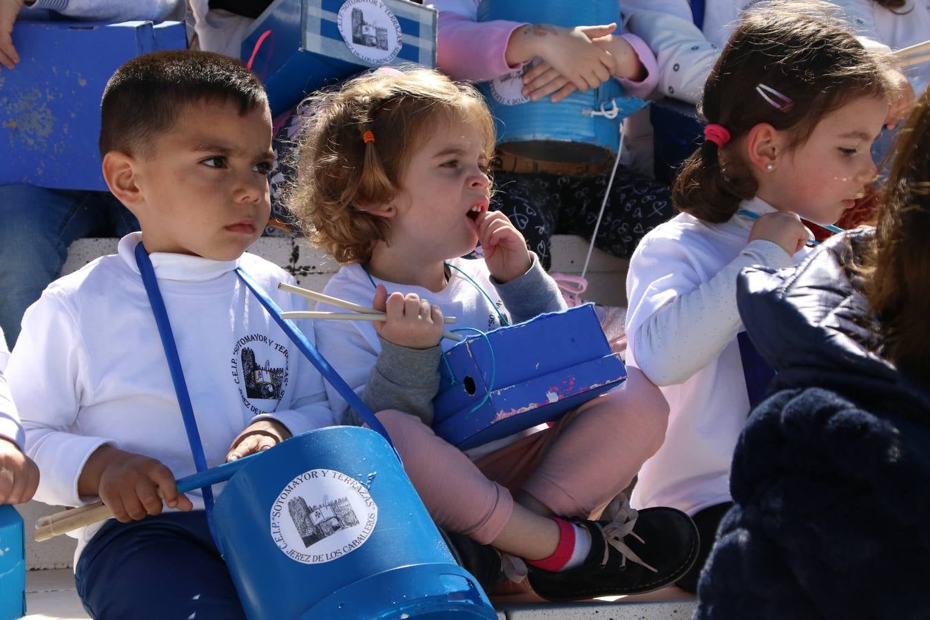 El Colegio 'Sotomayor y Terrazas' ha celebrado, esta mañana, su III Certamen escolar de bandas, organizado por el área de Música de este centro educativo, bajo la dirección de la maestra Loli Guzmán. A las puertas de la Semana Santa de Jerez, la actividad ha tenido como objetivo acercar la música a los niños y trabajar con ellos los sones que acompañan esta celebración. Esta edición ha contado, también, con la participación de alumnos del Colegio de Educación Especial 'Nuestra Señora de Aguasantas', la Agrupación Musical 'Nuestro Padre Jesús Nazareno', la Banda de CC. y TT. de 'Nuestra Señora del Rosario' y la Agrupación Musical 'Maestro Sousa'. Además, como novedad, se ha realizado un desfile previo por las calles del popular 'Barrio Alto'.
