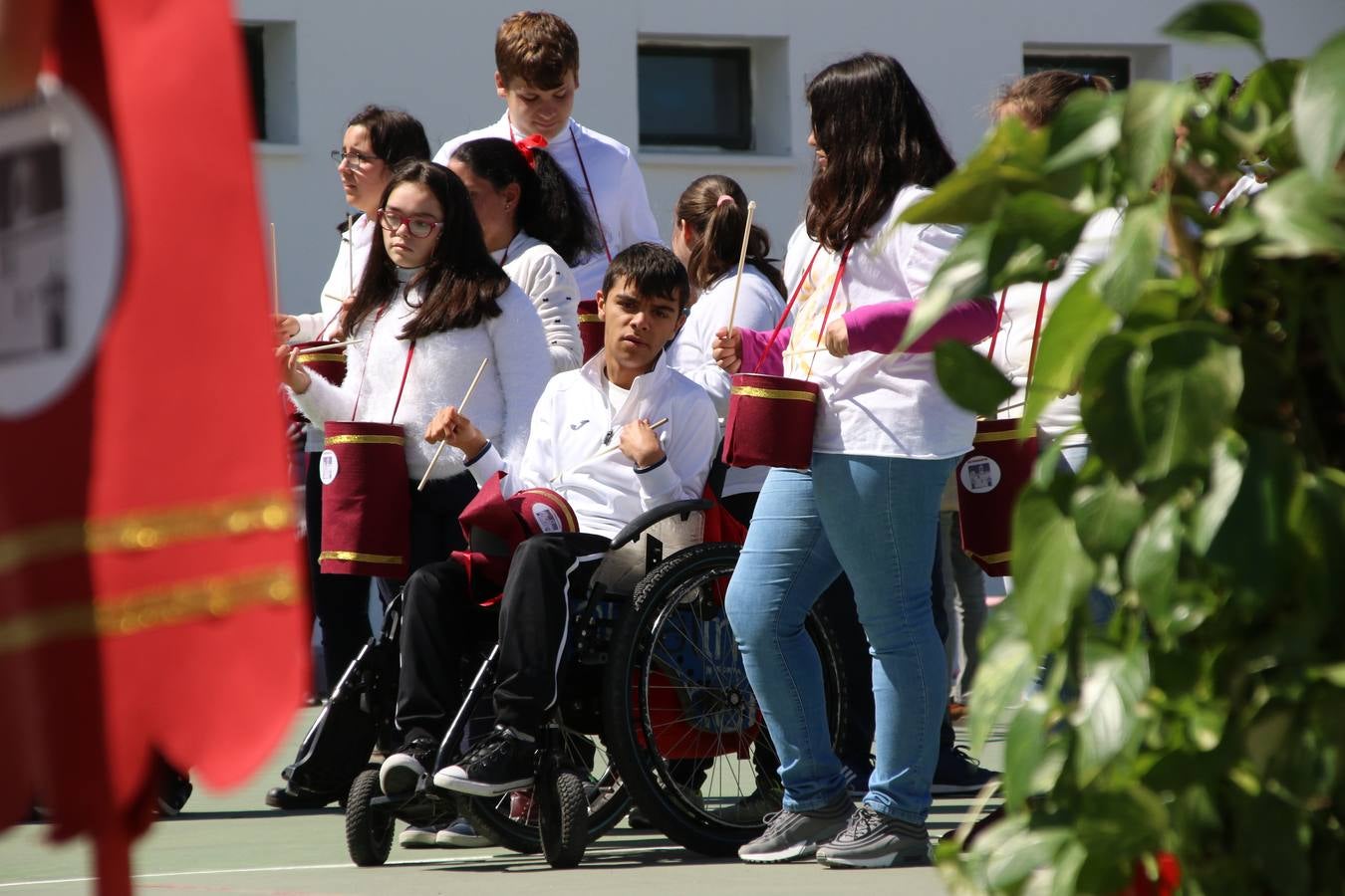 El Colegio 'Sotomayor y Terrazas' ha celebrado, esta mañana, su III Certamen escolar de bandas, organizado por el área de Música de este centro educativo, bajo la dirección de la maestra Loli Guzmán. A las puertas de la Semana Santa de Jerez, la actividad ha tenido como objetivo acercar la música a los niños y trabajar con ellos los sones que acompañan esta celebración. Esta edición ha contado, también, con la participación de alumnos del Colegio de Educación Especial 'Nuestra Señora de Aguasantas', la Agrupación Musical 'Nuestro Padre Jesús Nazareno', la Banda de CC. y TT. de 'Nuestra Señora del Rosario' y la Agrupación Musical 'Maestro Sousa'. Además, como novedad, se ha realizado un desfile previo por las calles del popular 'Barrio Alto'.