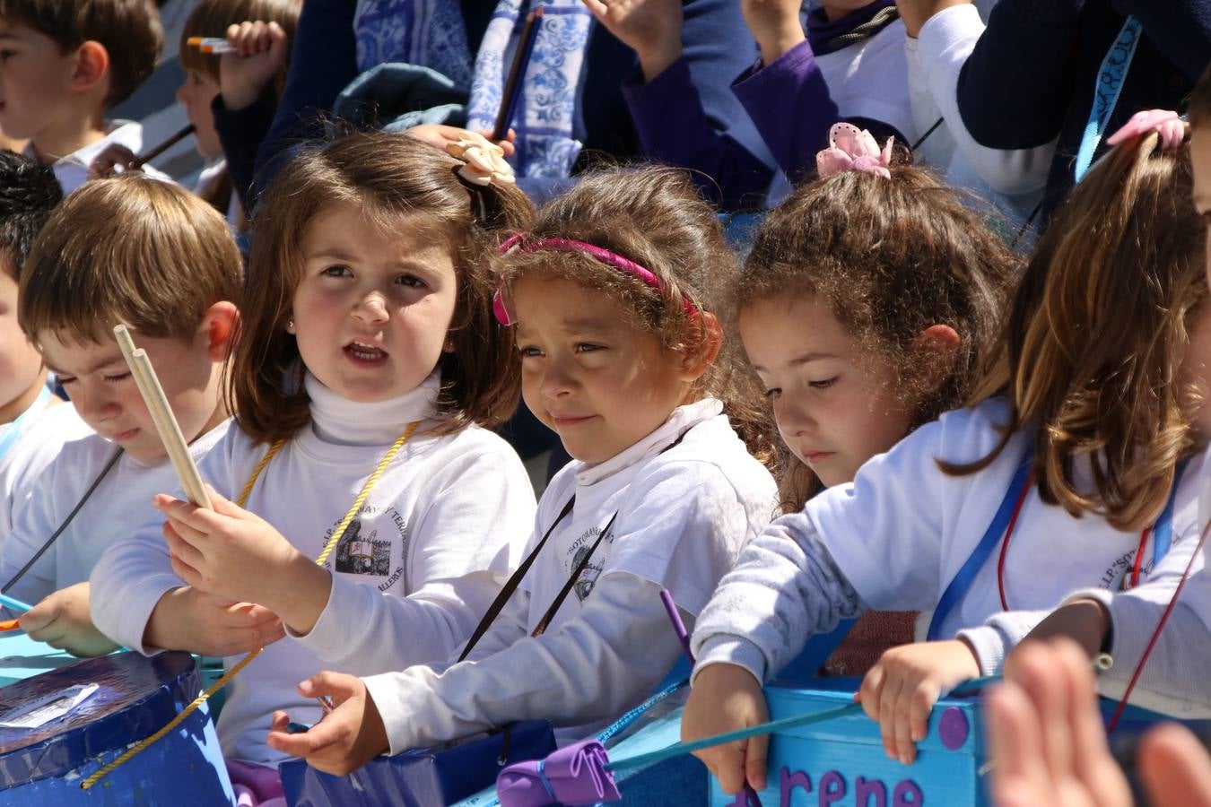 El Colegio 'Sotomayor y Terrazas' ha celebrado, esta mañana, su III Certamen escolar de bandas, organizado por el área de Música de este centro educativo, bajo la dirección de la maestra Loli Guzmán. A las puertas de la Semana Santa de Jerez, la actividad ha tenido como objetivo acercar la música a los niños y trabajar con ellos los sones que acompañan esta celebración. Esta edición ha contado, también, con la participación de alumnos del Colegio de Educación Especial 'Nuestra Señora de Aguasantas', la Agrupación Musical 'Nuestro Padre Jesús Nazareno', la Banda de CC. y TT. de 'Nuestra Señora del Rosario' y la Agrupación Musical 'Maestro Sousa'. Además, como novedad, se ha realizado un desfile previo por las calles del popular 'Barrio Alto'.
