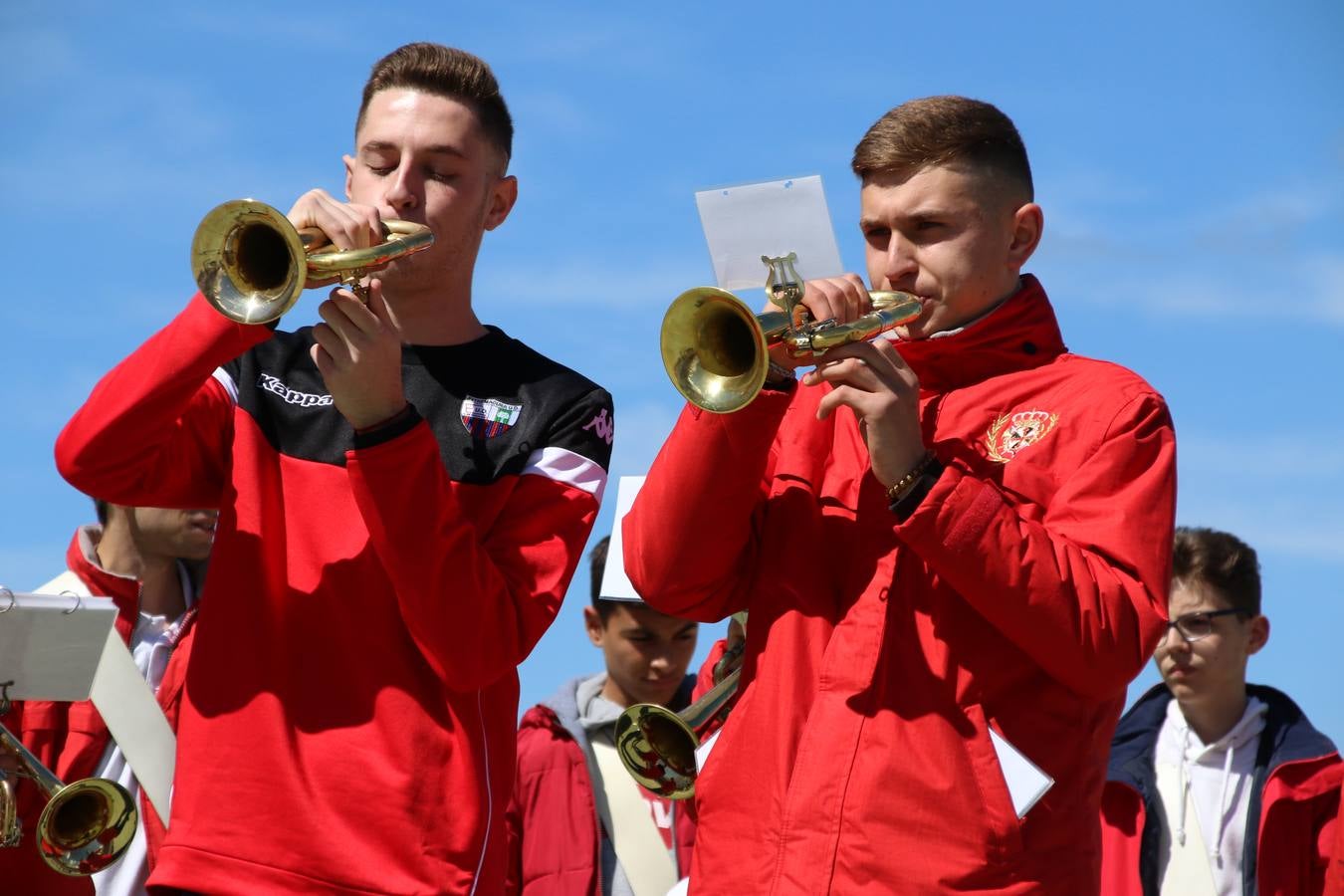 El Colegio 'Sotomayor y Terrazas' ha celebrado, esta mañana, su III Certamen escolar de bandas, organizado por el área de Música de este centro educativo, bajo la dirección de la maestra Loli Guzmán. A las puertas de la Semana Santa de Jerez, la actividad ha tenido como objetivo acercar la música a los niños y trabajar con ellos los sones que acompañan esta celebración. Esta edición ha contado, también, con la participación de alumnos del Colegio de Educación Especial 'Nuestra Señora de Aguasantas', la Agrupación Musical 'Nuestro Padre Jesús Nazareno', la Banda de CC. y TT. de 'Nuestra Señora del Rosario' y la Agrupación Musical 'Maestro Sousa'. Además, como novedad, se ha realizado un desfile previo por las calles del popular 'Barrio Alto'.