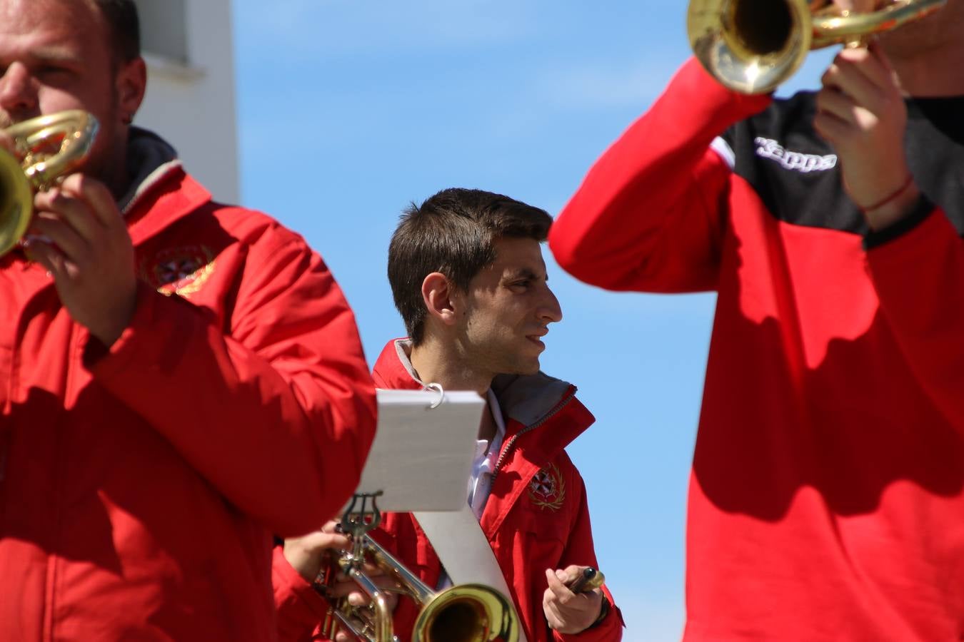 El Colegio 'Sotomayor y Terrazas' ha celebrado, esta mañana, su III Certamen escolar de bandas, organizado por el área de Música de este centro educativo, bajo la dirección de la maestra Loli Guzmán. A las puertas de la Semana Santa de Jerez, la actividad ha tenido como objetivo acercar la música a los niños y trabajar con ellos los sones que acompañan esta celebración. Esta edición ha contado, también, con la participación de alumnos del Colegio de Educación Especial 'Nuestra Señora de Aguasantas', la Agrupación Musical 'Nuestro Padre Jesús Nazareno', la Banda de CC. y TT. de 'Nuestra Señora del Rosario' y la Agrupación Musical 'Maestro Sousa'. Además, como novedad, se ha realizado un desfile previo por las calles del popular 'Barrio Alto'.