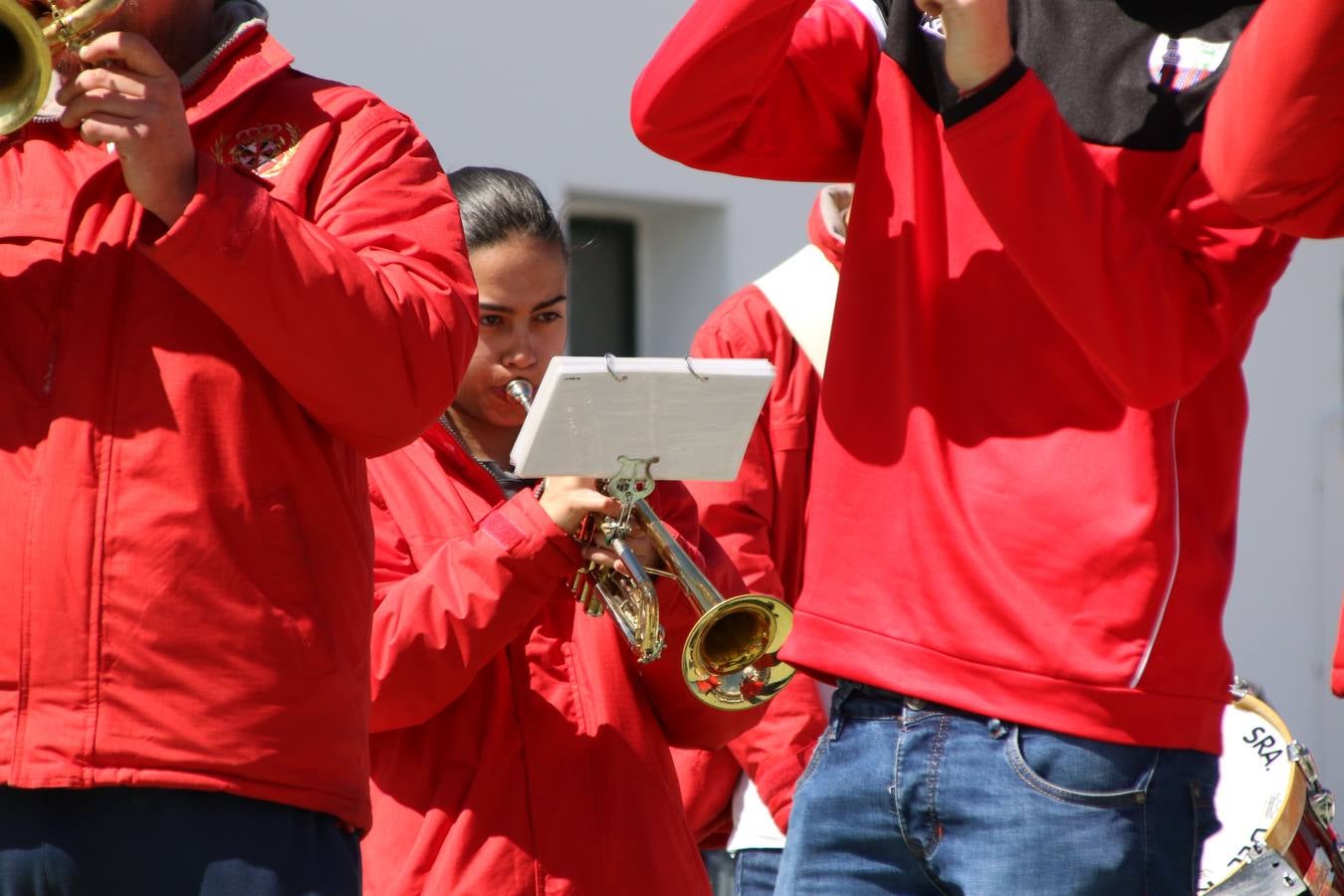 El Colegio 'Sotomayor y Terrazas' ha celebrado, esta mañana, su III Certamen escolar de bandas, organizado por el área de Música de este centro educativo, bajo la dirección de la maestra Loli Guzmán. A las puertas de la Semana Santa de Jerez, la actividad ha tenido como objetivo acercar la música a los niños y trabajar con ellos los sones que acompañan esta celebración. Esta edición ha contado, también, con la participación de alumnos del Colegio de Educación Especial 'Nuestra Señora de Aguasantas', la Agrupación Musical 'Nuestro Padre Jesús Nazareno', la Banda de CC. y TT. de 'Nuestra Señora del Rosario' y la Agrupación Musical 'Maestro Sousa'. Además, como novedad, se ha realizado un desfile previo por las calles del popular 'Barrio Alto'.