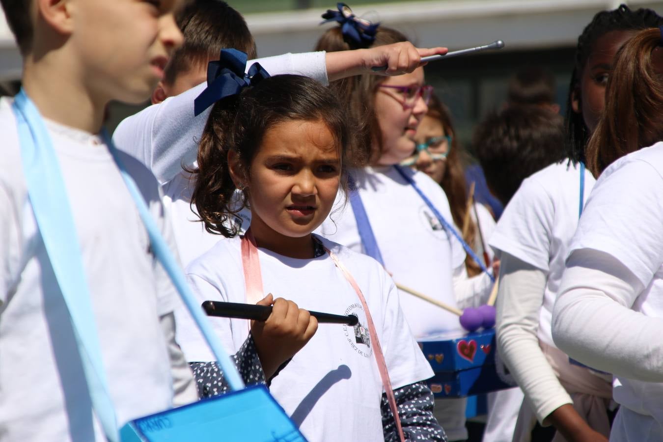 El Colegio 'Sotomayor y Terrazas' ha celebrado, esta mañana, su III Certamen escolar de bandas, organizado por el área de Música de este centro educativo, bajo la dirección de la maestra Loli Guzmán. A las puertas de la Semana Santa de Jerez, la actividad ha tenido como objetivo acercar la música a los niños y trabajar con ellos los sones que acompañan esta celebración. Esta edición ha contado, también, con la participación de alumnos del Colegio de Educación Especial 'Nuestra Señora de Aguasantas', la Agrupación Musical 'Nuestro Padre Jesús Nazareno', la Banda de CC. y TT. de 'Nuestra Señora del Rosario' y la Agrupación Musical 'Maestro Sousa'. Además, como novedad, se ha realizado un desfile previo por las calles del popular 'Barrio Alto'.