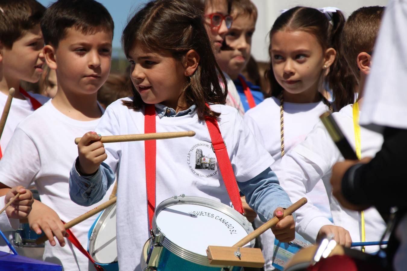 El Colegio 'Sotomayor y Terrazas' ha celebrado, esta mañana, su III Certamen escolar de bandas, organizado por el área de Música de este centro educativo, bajo la dirección de la maestra Loli Guzmán. A las puertas de la Semana Santa de Jerez, la actividad ha tenido como objetivo acercar la música a los niños y trabajar con ellos los sones que acompañan esta celebración. Esta edición ha contado, también, con la participación de alumnos del Colegio de Educación Especial 'Nuestra Señora de Aguasantas', la Agrupación Musical 'Nuestro Padre Jesús Nazareno', la Banda de CC. y TT. de 'Nuestra Señora del Rosario' y la Agrupación Musical 'Maestro Sousa'. Además, como novedad, se ha realizado un desfile previo por las calles del popular 'Barrio Alto'.