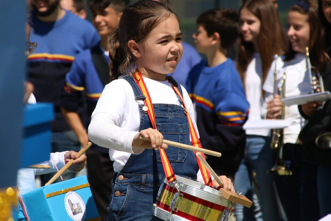 El Colegio 'Sotomayor y Terrazas' ha celebrado, esta mañana, su III Certamen escolar de bandas, organizado por el área de Música de este centro educativo, bajo la dirección de la maestra Loli Guzmán. A las puertas de la Semana Santa de Jerez, la actividad ha tenido como objetivo acercar la música a los niños y trabajar con ellos los sones que acompañan esta celebración. Esta edición ha contado, también, con la participación de alumnos del Colegio de Educación Especial 'Nuestra Señora de Aguasantas', la Agrupación Musical 'Nuestro Padre Jesús Nazareno', la Banda de CC. y TT. de 'Nuestra Señora del Rosario' y la Agrupación Musical 'Maestro Sousa'. Además, como novedad, se ha realizado un desfile previo por las calles del popular 'Barrio Alto'.