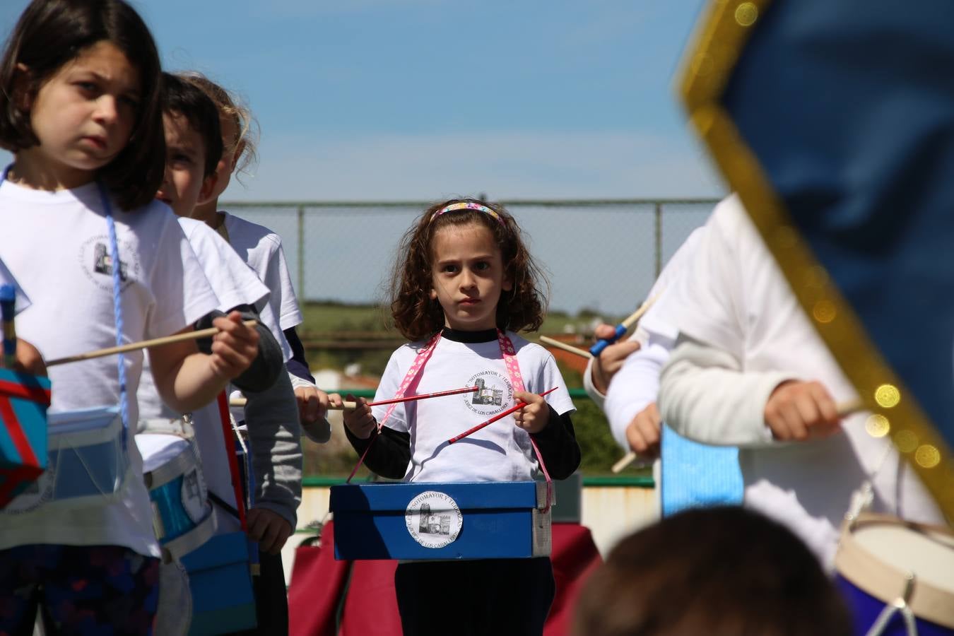 El Colegio 'Sotomayor y Terrazas' ha celebrado, esta mañana, su III Certamen escolar de bandas, organizado por el área de Música de este centro educativo, bajo la dirección de la maestra Loli Guzmán. A las puertas de la Semana Santa de Jerez, la actividad ha tenido como objetivo acercar la música a los niños y trabajar con ellos los sones que acompañan esta celebración. Esta edición ha contado, también, con la participación de alumnos del Colegio de Educación Especial 'Nuestra Señora de Aguasantas', la Agrupación Musical 'Nuestro Padre Jesús Nazareno', la Banda de CC. y TT. de 'Nuestra Señora del Rosario' y la Agrupación Musical 'Maestro Sousa'. Además, como novedad, se ha realizado un desfile previo por las calles del popular 'Barrio Alto'.