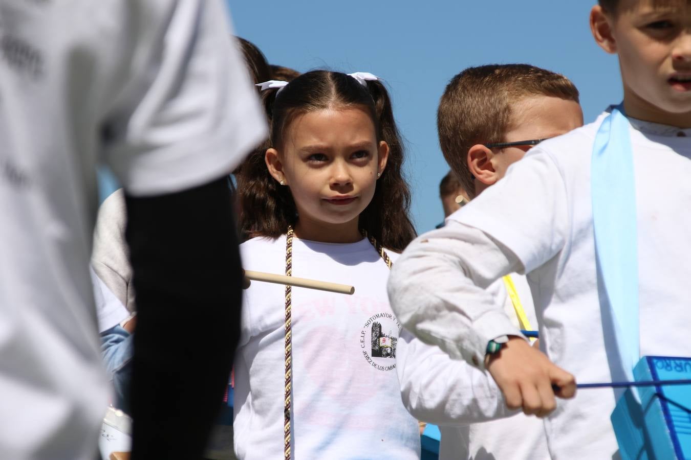 El Colegio 'Sotomayor y Terrazas' ha celebrado, esta mañana, su III Certamen escolar de bandas, organizado por el área de Música de este centro educativo, bajo la dirección de la maestra Loli Guzmán. A las puertas de la Semana Santa de Jerez, la actividad ha tenido como objetivo acercar la música a los niños y trabajar con ellos los sones que acompañan esta celebración. Esta edición ha contado, también, con la participación de alumnos del Colegio de Educación Especial 'Nuestra Señora de Aguasantas', la Agrupación Musical 'Nuestro Padre Jesús Nazareno', la Banda de CC. y TT. de 'Nuestra Señora del Rosario' y la Agrupación Musical 'Maestro Sousa'. Además, como novedad, se ha realizado un desfile previo por las calles del popular 'Barrio Alto'.