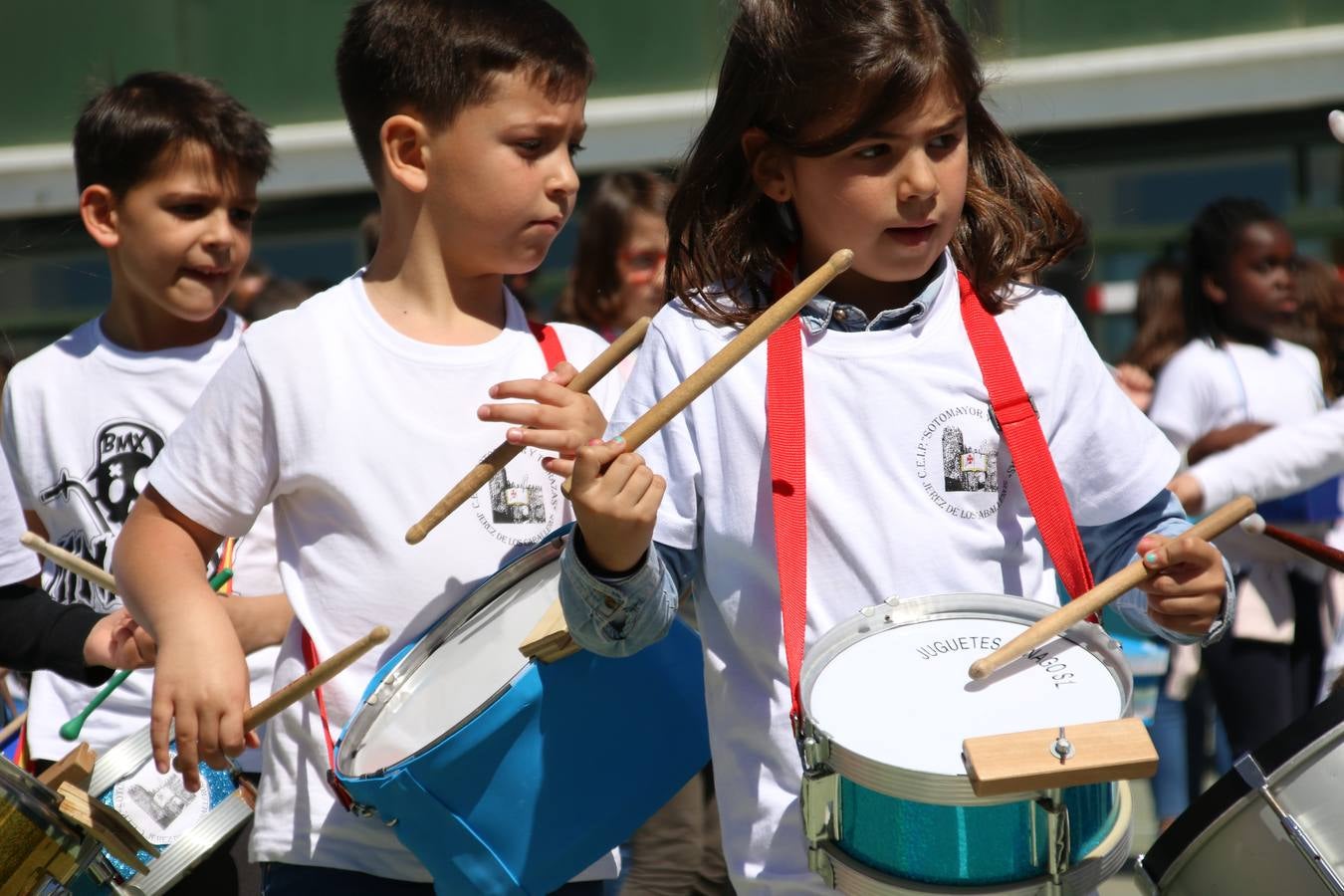 El Colegio 'Sotomayor y Terrazas' ha celebrado, esta mañana, su III Certamen escolar de bandas, organizado por el área de Música de este centro educativo, bajo la dirección de la maestra Loli Guzmán. A las puertas de la Semana Santa de Jerez, la actividad ha tenido como objetivo acercar la música a los niños y trabajar con ellos los sones que acompañan esta celebración. Esta edición ha contado, también, con la participación de alumnos del Colegio de Educación Especial 'Nuestra Señora de Aguasantas', la Agrupación Musical 'Nuestro Padre Jesús Nazareno', la Banda de CC. y TT. de 'Nuestra Señora del Rosario' y la Agrupación Musical 'Maestro Sousa'. Además, como novedad, se ha realizado un desfile previo por las calles del popular 'Barrio Alto'.