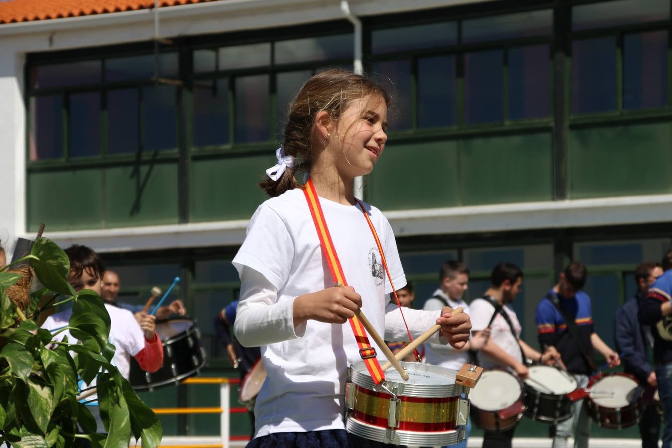 El Colegio 'Sotomayor y Terrazas' ha celebrado, esta mañana, su III Certamen escolar de bandas, organizado por el área de Música de este centro educativo, bajo la dirección de la maestra Loli Guzmán. A las puertas de la Semana Santa de Jerez, la actividad ha tenido como objetivo acercar la música a los niños y trabajar con ellos los sones que acompañan esta celebración. Esta edición ha contado, también, con la participación de alumnos del Colegio de Educación Especial 'Nuestra Señora de Aguasantas', la Agrupación Musical 'Nuestro Padre Jesús Nazareno', la Banda de CC. y TT. de 'Nuestra Señora del Rosario' y la Agrupación Musical 'Maestro Sousa'. Además, como novedad, se ha realizado un desfile previo por las calles del popular 'Barrio Alto'.