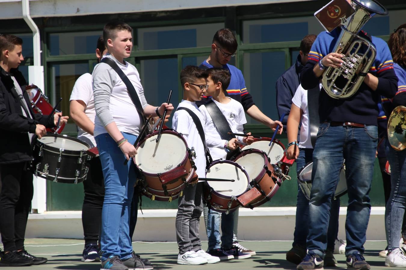 El Colegio 'Sotomayor y Terrazas' ha celebrado, esta mañana, su III Certamen escolar de bandas, organizado por el área de Música de este centro educativo, bajo la dirección de la maestra Loli Guzmán. A las puertas de la Semana Santa de Jerez, la actividad ha tenido como objetivo acercar la música a los niños y trabajar con ellos los sones que acompañan esta celebración. Esta edición ha contado, también, con la participación de alumnos del Colegio de Educación Especial 'Nuestra Señora de Aguasantas', la Agrupación Musical 'Nuestro Padre Jesús Nazareno', la Banda de CC. y TT. de 'Nuestra Señora del Rosario' y la Agrupación Musical 'Maestro Sousa'. Además, como novedad, se ha realizado un desfile previo por las calles del popular 'Barrio Alto'.