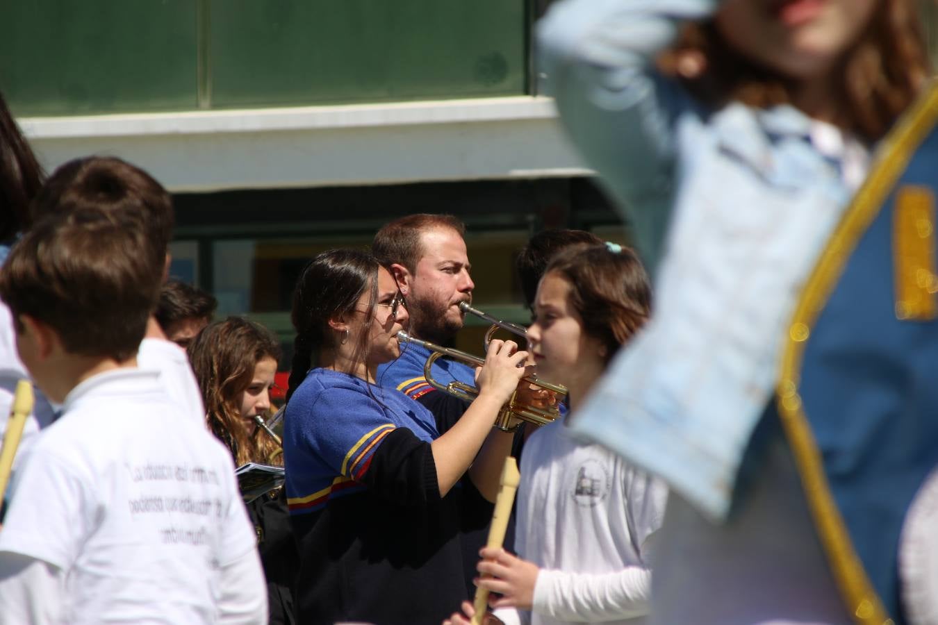 El Colegio 'Sotomayor y Terrazas' ha celebrado, esta mañana, su III Certamen escolar de bandas, organizado por el área de Música de este centro educativo, bajo la dirección de la maestra Loli Guzmán. A las puertas de la Semana Santa de Jerez, la actividad ha tenido como objetivo acercar la música a los niños y trabajar con ellos los sones que acompañan esta celebración. Esta edición ha contado, también, con la participación de alumnos del Colegio de Educación Especial 'Nuestra Señora de Aguasantas', la Agrupación Musical 'Nuestro Padre Jesús Nazareno', la Banda de CC. y TT. de 'Nuestra Señora del Rosario' y la Agrupación Musical 'Maestro Sousa'. Además, como novedad, se ha realizado un desfile previo por las calles del popular 'Barrio Alto'.