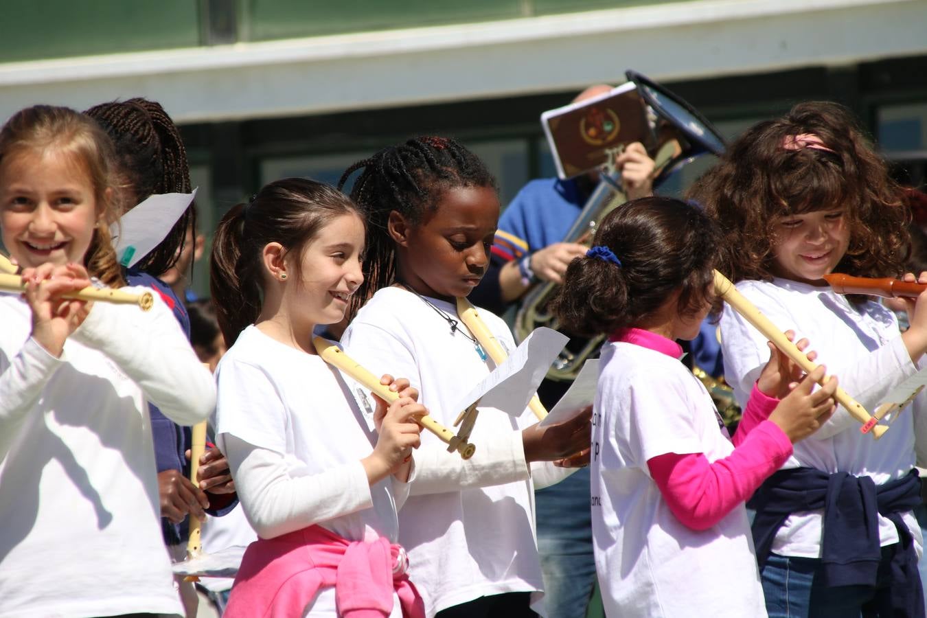 El Colegio 'Sotomayor y Terrazas' ha celebrado, esta mañana, su III Certamen escolar de bandas, organizado por el área de Música de este centro educativo, bajo la dirección de la maestra Loli Guzmán. A las puertas de la Semana Santa de Jerez, la actividad ha tenido como objetivo acercar la música a los niños y trabajar con ellos los sones que acompañan esta celebración. Esta edición ha contado, también, con la participación de alumnos del Colegio de Educación Especial 'Nuestra Señora de Aguasantas', la Agrupación Musical 'Nuestro Padre Jesús Nazareno', la Banda de CC. y TT. de 'Nuestra Señora del Rosario' y la Agrupación Musical 'Maestro Sousa'. Además, como novedad, se ha realizado un desfile previo por las calles del popular 'Barrio Alto'.