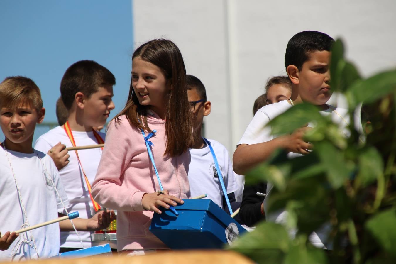 El Colegio 'Sotomayor y Terrazas' ha celebrado, esta mañana, su III Certamen escolar de bandas, organizado por el área de Música de este centro educativo, bajo la dirección de la maestra Loli Guzmán. A las puertas de la Semana Santa de Jerez, la actividad ha tenido como objetivo acercar la música a los niños y trabajar con ellos los sones que acompañan esta celebración. Esta edición ha contado, también, con la participación de alumnos del Colegio de Educación Especial 'Nuestra Señora de Aguasantas', la Agrupación Musical 'Nuestro Padre Jesús Nazareno', la Banda de CC. y TT. de 'Nuestra Señora del Rosario' y la Agrupación Musical 'Maestro Sousa'. Además, como novedad, se ha realizado un desfile previo por las calles del popular 'Barrio Alto'.