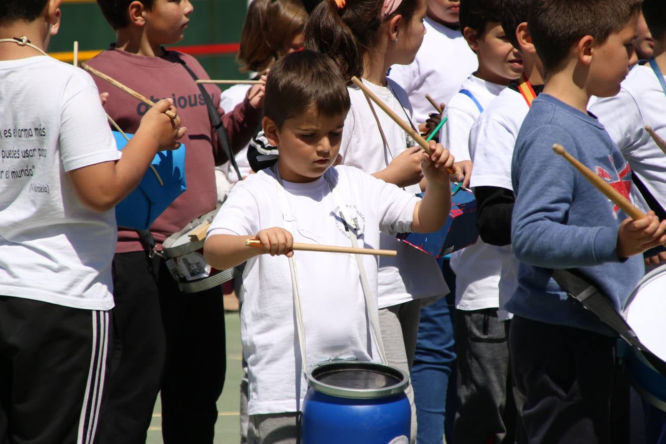 El Colegio 'Sotomayor y Terrazas' ha celebrado, esta mañana, su III Certamen escolar de bandas, organizado por el área de Música de este centro educativo, bajo la dirección de la maestra Loli Guzmán. A las puertas de la Semana Santa de Jerez, la actividad ha tenido como objetivo acercar la música a los niños y trabajar con ellos los sones que acompañan esta celebración. Esta edición ha contado, también, con la participación de alumnos del Colegio de Educación Especial 'Nuestra Señora de Aguasantas', la Agrupación Musical 'Nuestro Padre Jesús Nazareno', la Banda de CC. y TT. de 'Nuestra Señora del Rosario' y la Agrupación Musical 'Maestro Sousa'. Además, como novedad, se ha realizado un desfile previo por las calles del popular 'Barrio Alto'.
