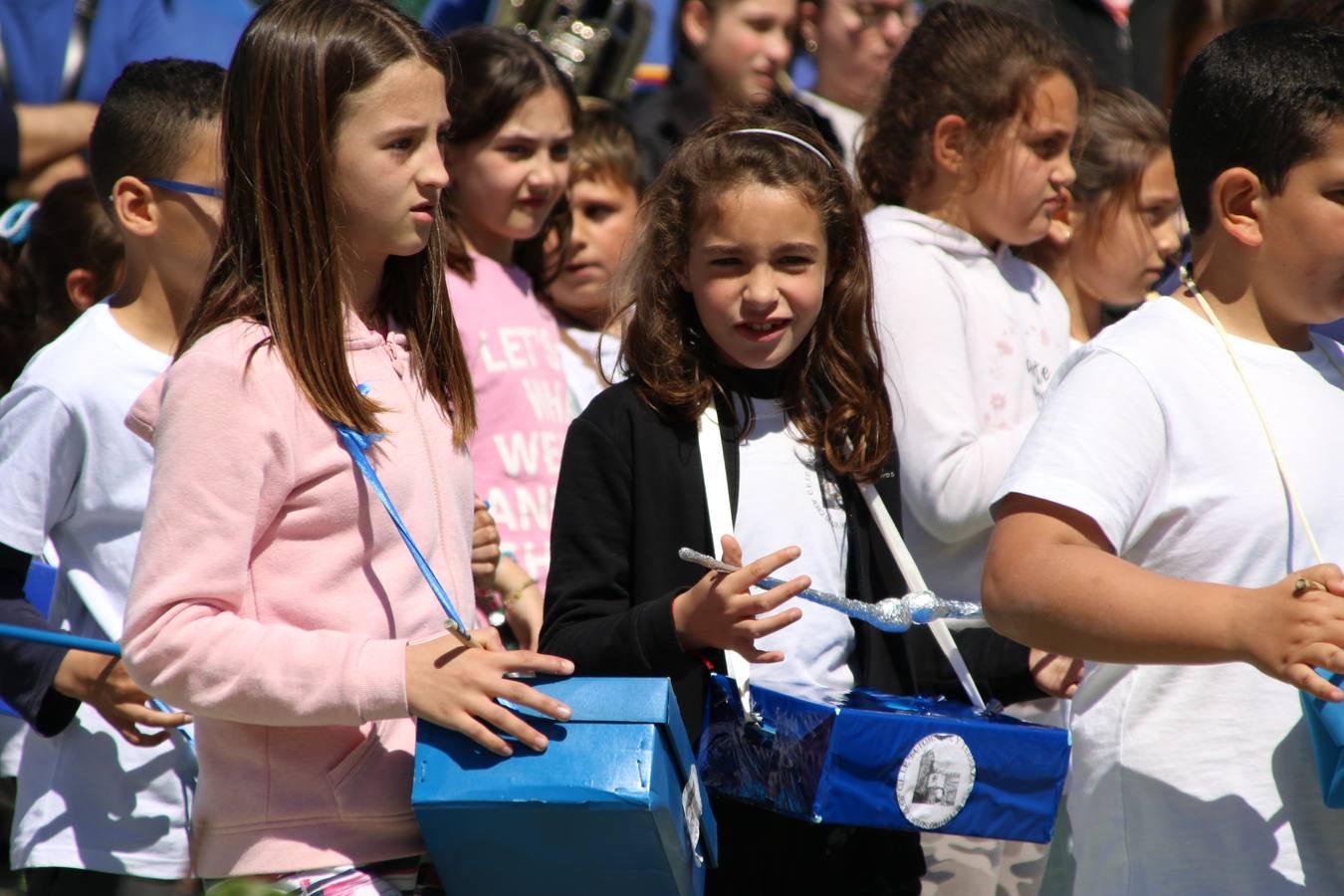 El Colegio 'Sotomayor y Terrazas' ha celebrado, esta mañana, su III Certamen escolar de bandas, organizado por el área de Música de este centro educativo, bajo la dirección de la maestra Loli Guzmán. A las puertas de la Semana Santa de Jerez, la actividad ha tenido como objetivo acercar la música a los niños y trabajar con ellos los sones que acompañan esta celebración. Esta edición ha contado, también, con la participación de alumnos del Colegio de Educación Especial 'Nuestra Señora de Aguasantas', la Agrupación Musical 'Nuestro Padre Jesús Nazareno', la Banda de CC. y TT. de 'Nuestra Señora del Rosario' y la Agrupación Musical 'Maestro Sousa'. Además, como novedad, se ha realizado un desfile previo por las calles del popular 'Barrio Alto'.
