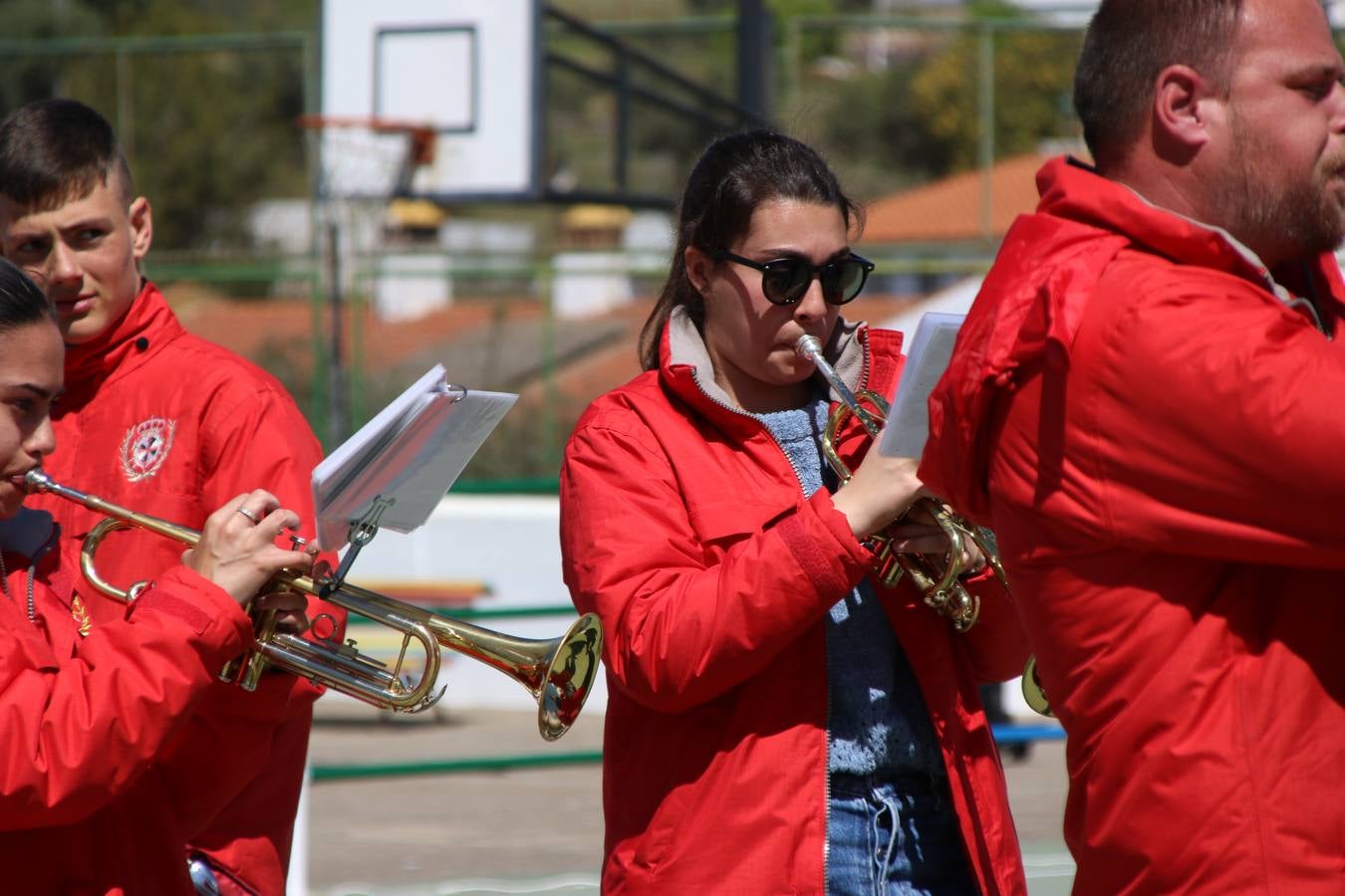 El Colegio 'Sotomayor y Terrazas' ha celebrado, esta mañana, su III Certamen escolar de bandas, organizado por el área de Música de este centro educativo, bajo la dirección de la maestra Loli Guzmán. A las puertas de la Semana Santa de Jerez, la actividad ha tenido como objetivo acercar la música a los niños y trabajar con ellos los sones que acompañan esta celebración. Esta edición ha contado, también, con la participación de alumnos del Colegio de Educación Especial 'Nuestra Señora de Aguasantas', la Agrupación Musical 'Nuestro Padre Jesús Nazareno', la Banda de CC. y TT. de 'Nuestra Señora del Rosario' y la Agrupación Musical 'Maestro Sousa'. Además, como novedad, se ha realizado un desfile previo por las calles del popular 'Barrio Alto'.