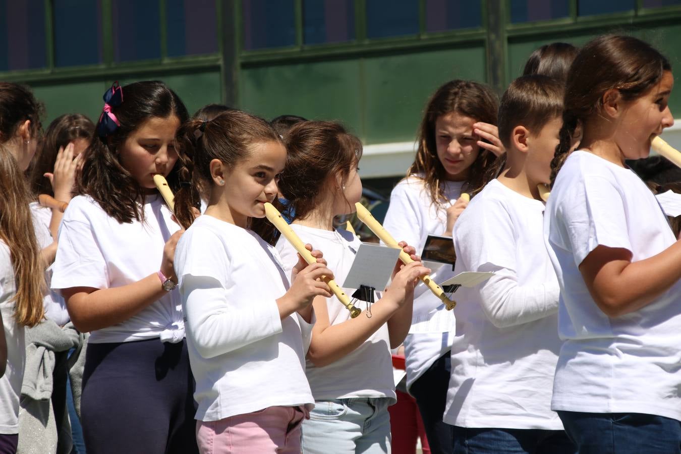 El Colegio 'Sotomayor y Terrazas' ha celebrado, esta mañana, su III Certamen escolar de bandas, organizado por el área de Música de este centro educativo, bajo la dirección de la maestra Loli Guzmán. A las puertas de la Semana Santa de Jerez, la actividad ha tenido como objetivo acercar la música a los niños y trabajar con ellos los sones que acompañan esta celebración. Esta edición ha contado, también, con la participación de alumnos del Colegio de Educación Especial 'Nuestra Señora de Aguasantas', la Agrupación Musical 'Nuestro Padre Jesús Nazareno', la Banda de CC. y TT. de 'Nuestra Señora del Rosario' y la Agrupación Musical 'Maestro Sousa'. Además, como novedad, se ha realizado un desfile previo por las calles del popular 'Barrio Alto'.