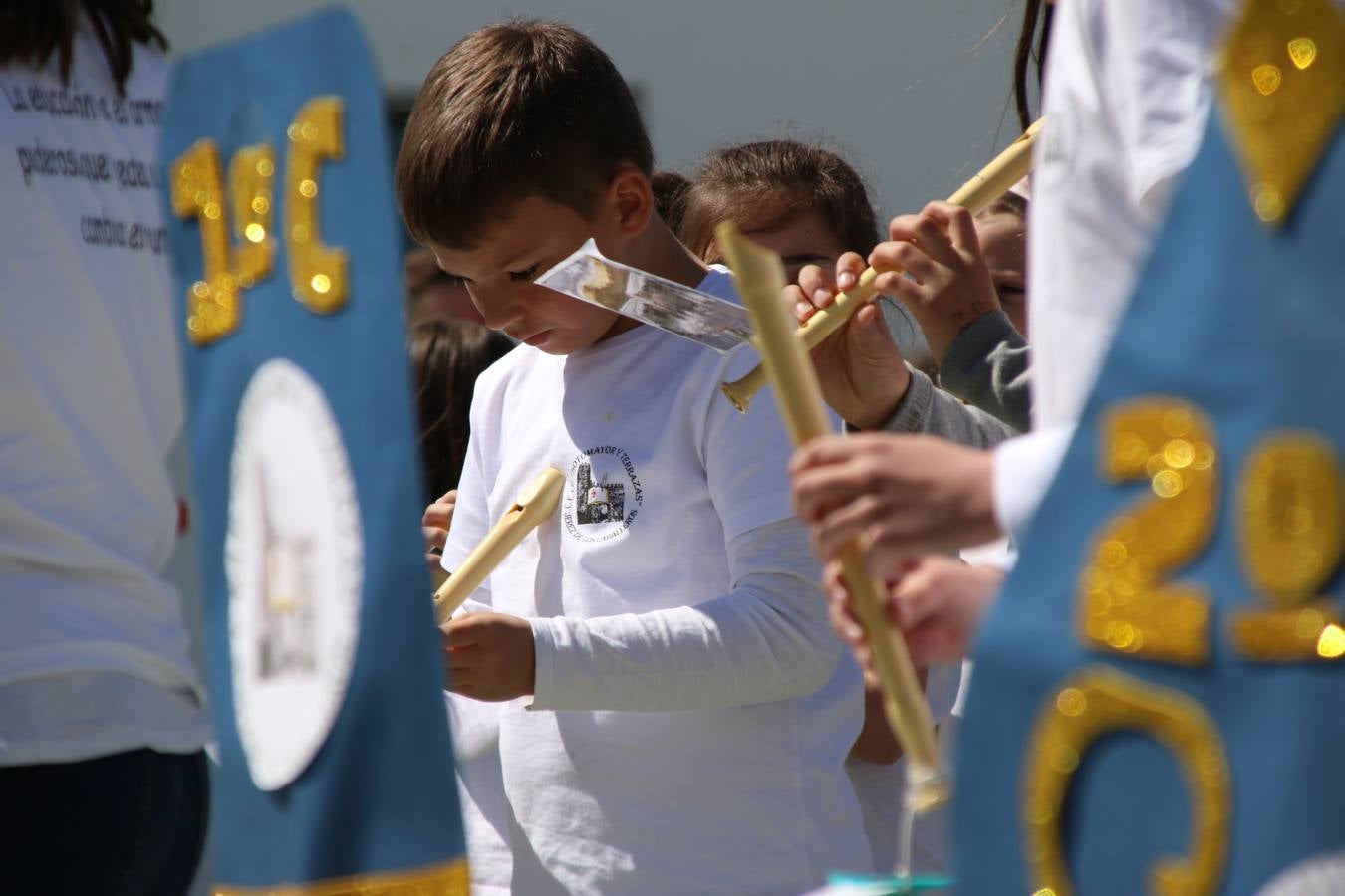 El Colegio 'Sotomayor y Terrazas' ha celebrado, esta mañana, su III Certamen escolar de bandas, organizado por el área de Música de este centro educativo, bajo la dirección de la maestra Loli Guzmán. A las puertas de la Semana Santa de Jerez, la actividad ha tenido como objetivo acercar la música a los niños y trabajar con ellos los sones que acompañan esta celebración. Esta edición ha contado, también, con la participación de alumnos del Colegio de Educación Especial 'Nuestra Señora de Aguasantas', la Agrupación Musical 'Nuestro Padre Jesús Nazareno', la Banda de CC. y TT. de 'Nuestra Señora del Rosario' y la Agrupación Musical 'Maestro Sousa'. Además, como novedad, se ha realizado un desfile previo por las calles del popular 'Barrio Alto'.