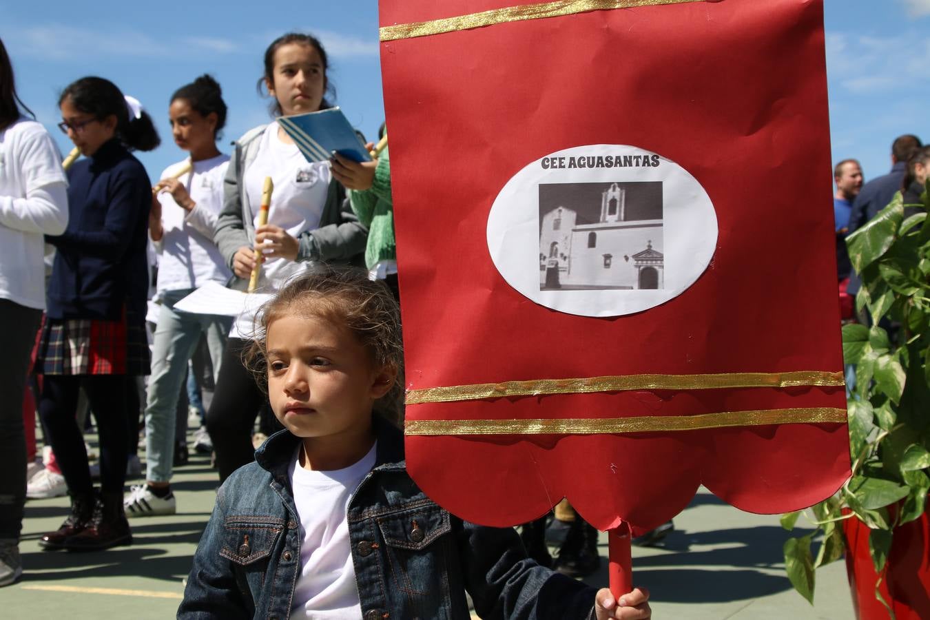 El Colegio 'Sotomayor y Terrazas' ha celebrado, esta mañana, su III Certamen escolar de bandas, organizado por el área de Música de este centro educativo, bajo la dirección de la maestra Loli Guzmán. A las puertas de la Semana Santa de Jerez, la actividad ha tenido como objetivo acercar la música a los niños y trabajar con ellos los sones que acompañan esta celebración. Esta edición ha contado, también, con la participación de alumnos del Colegio de Educación Especial 'Nuestra Señora de Aguasantas', la Agrupación Musical 'Nuestro Padre Jesús Nazareno', la Banda de CC. y TT. de 'Nuestra Señora del Rosario' y la Agrupación Musical 'Maestro Sousa'. Además, como novedad, se ha realizado un desfile previo por las calles del popular 'Barrio Alto'.