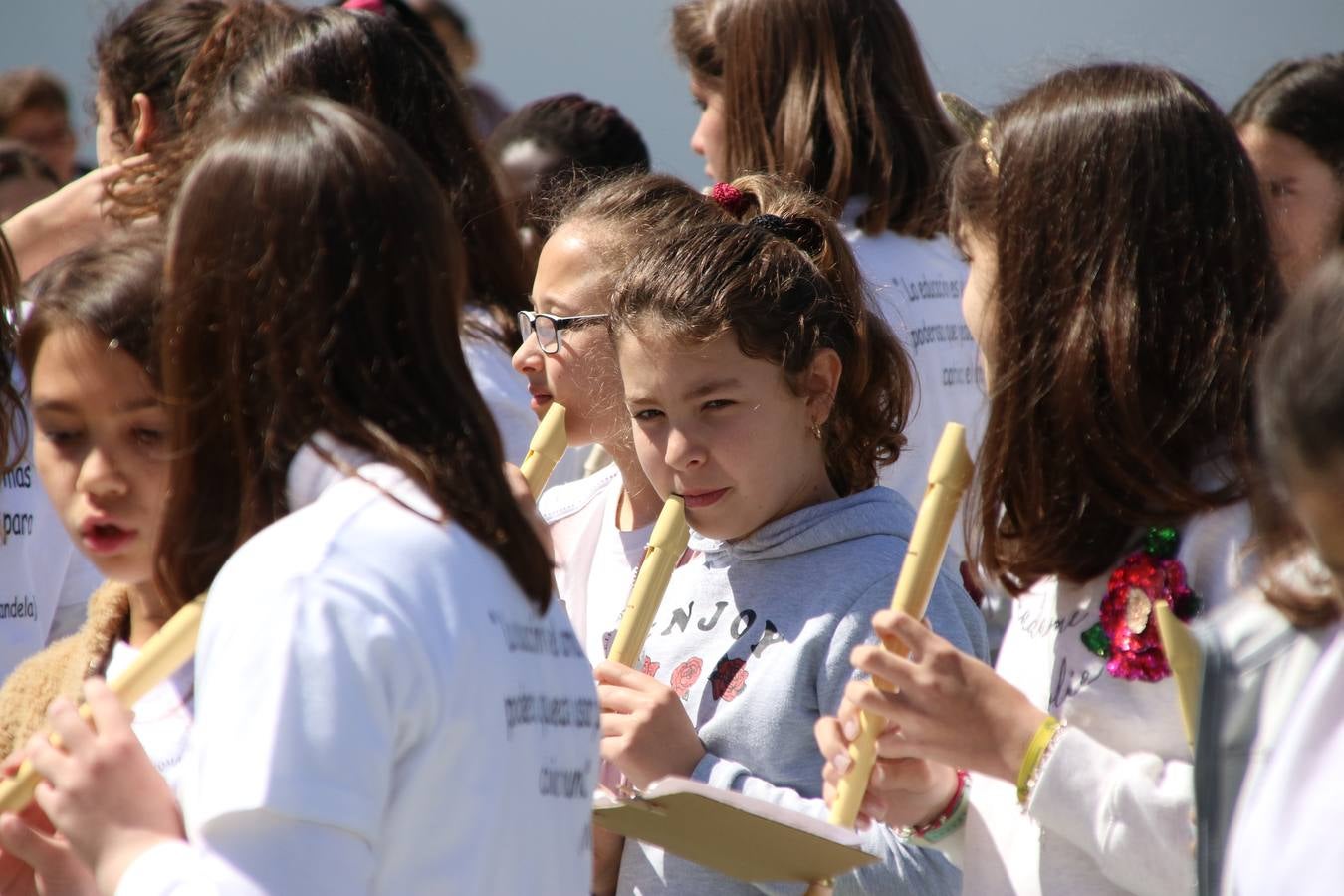 El Colegio 'Sotomayor y Terrazas' ha celebrado, esta mañana, su III Certamen escolar de bandas, organizado por el área de Música de este centro educativo, bajo la dirección de la maestra Loli Guzmán. A las puertas de la Semana Santa de Jerez, la actividad ha tenido como objetivo acercar la música a los niños y trabajar con ellos los sones que acompañan esta celebración. Esta edición ha contado, también, con la participación de alumnos del Colegio de Educación Especial 'Nuestra Señora de Aguasantas', la Agrupación Musical 'Nuestro Padre Jesús Nazareno', la Banda de CC. y TT. de 'Nuestra Señora del Rosario' y la Agrupación Musical 'Maestro Sousa'. Además, como novedad, se ha realizado un desfile previo por las calles del popular 'Barrio Alto'.
