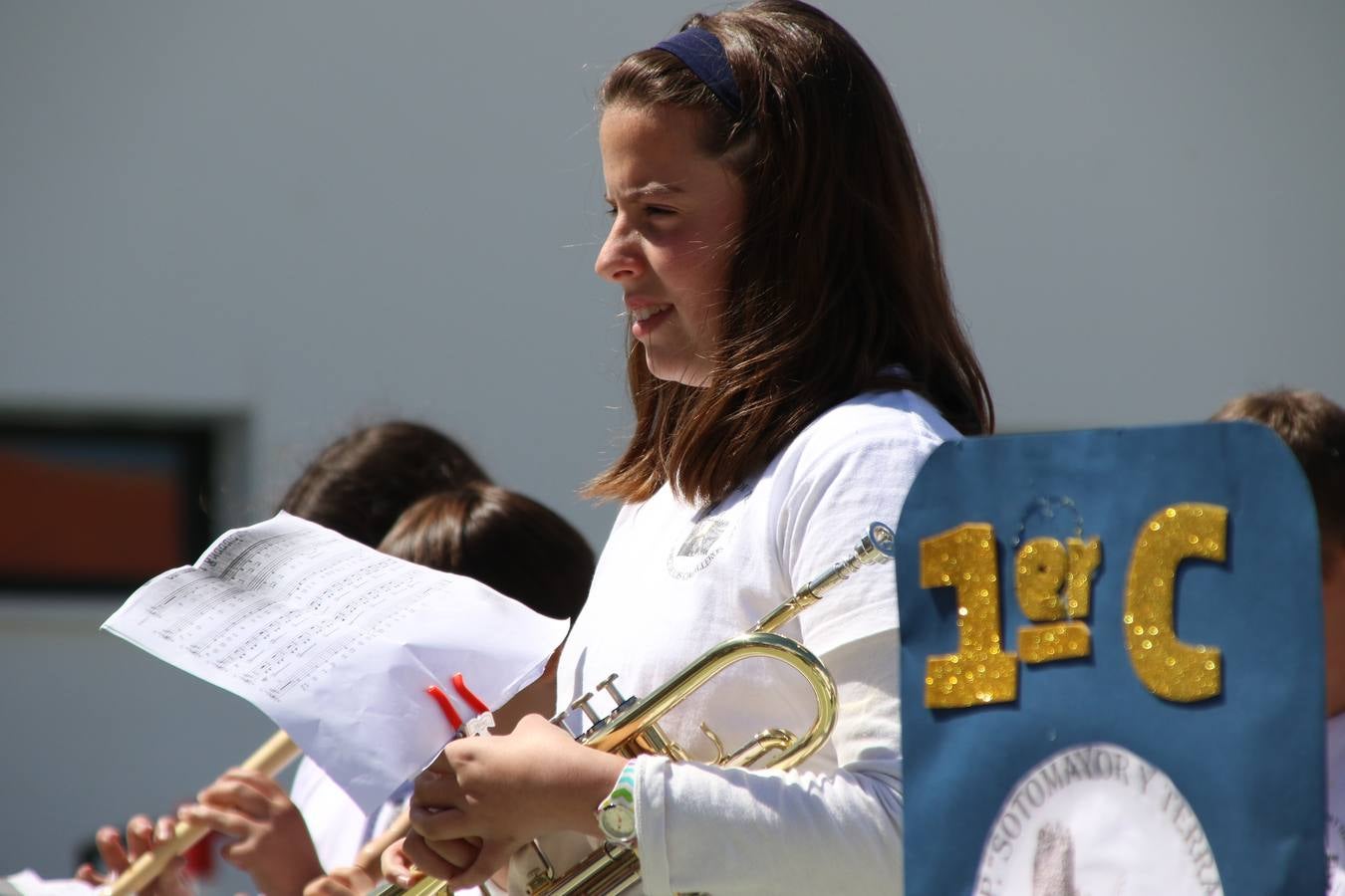 El Colegio 'Sotomayor y Terrazas' ha celebrado, esta mañana, su III Certamen escolar de bandas, organizado por el área de Música de este centro educativo, bajo la dirección de la maestra Loli Guzmán. A las puertas de la Semana Santa de Jerez, la actividad ha tenido como objetivo acercar la música a los niños y trabajar con ellos los sones que acompañan esta celebración. Esta edición ha contado, también, con la participación de alumnos del Colegio de Educación Especial 'Nuestra Señora de Aguasantas', la Agrupación Musical 'Nuestro Padre Jesús Nazareno', la Banda de CC. y TT. de 'Nuestra Señora del Rosario' y la Agrupación Musical 'Maestro Sousa'. Además, como novedad, se ha realizado un desfile previo por las calles del popular 'Barrio Alto'.