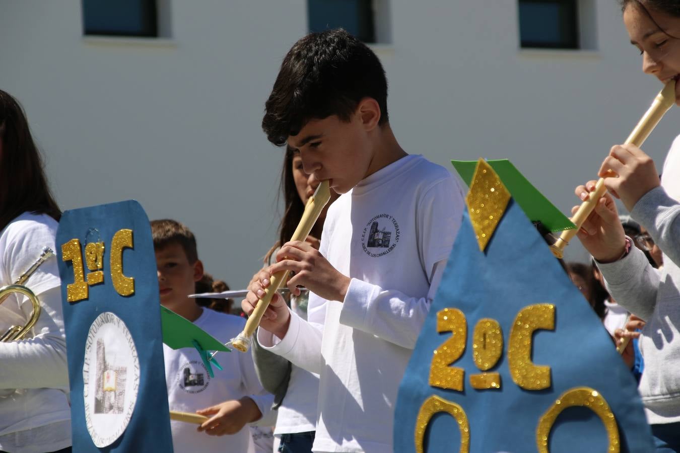 El Colegio 'Sotomayor y Terrazas' ha celebrado, esta mañana, su III Certamen escolar de bandas, organizado por el área de Música de este centro educativo, bajo la dirección de la maestra Loli Guzmán. A las puertas de la Semana Santa de Jerez, la actividad ha tenido como objetivo acercar la música a los niños y trabajar con ellos los sones que acompañan esta celebración. Esta edición ha contado, también, con la participación de alumnos del Colegio de Educación Especial 'Nuestra Señora de Aguasantas', la Agrupación Musical 'Nuestro Padre Jesús Nazareno', la Banda de CC. y TT. de 'Nuestra Señora del Rosario' y la Agrupación Musical 'Maestro Sousa'. Además, como novedad, se ha realizado un desfile previo por las calles del popular 'Barrio Alto'.