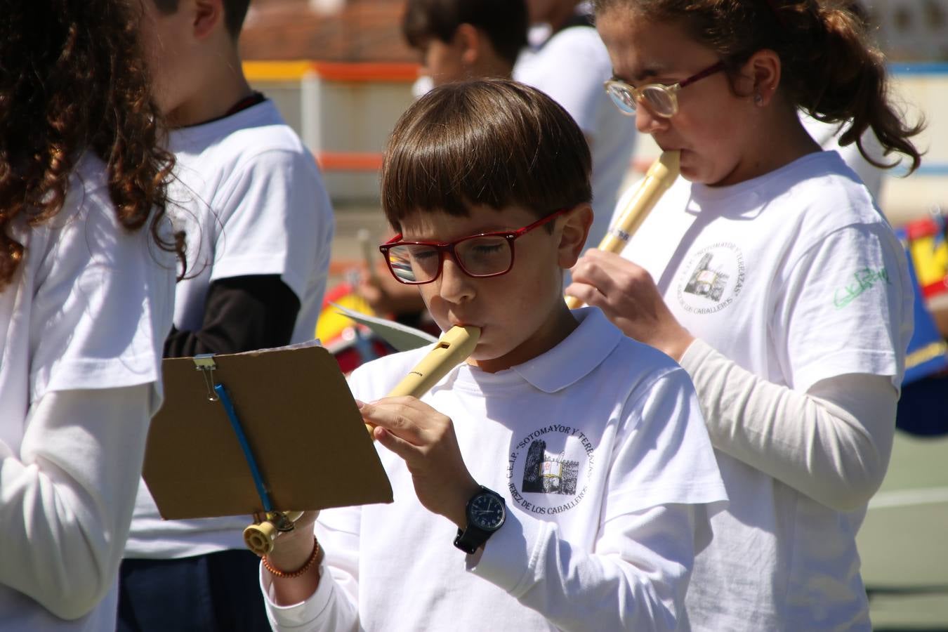 El Colegio 'Sotomayor y Terrazas' ha celebrado, esta mañana, su III Certamen escolar de bandas, organizado por el área de Música de este centro educativo, bajo la dirección de la maestra Loli Guzmán. A las puertas de la Semana Santa de Jerez, la actividad ha tenido como objetivo acercar la música a los niños y trabajar con ellos los sones que acompañan esta celebración. Esta edición ha contado, también, con la participación de alumnos del Colegio de Educación Especial 'Nuestra Señora de Aguasantas', la Agrupación Musical 'Nuestro Padre Jesús Nazareno', la Banda de CC. y TT. de 'Nuestra Señora del Rosario' y la Agrupación Musical 'Maestro Sousa'. Además, como novedad, se ha realizado un desfile previo por las calles del popular 'Barrio Alto'.