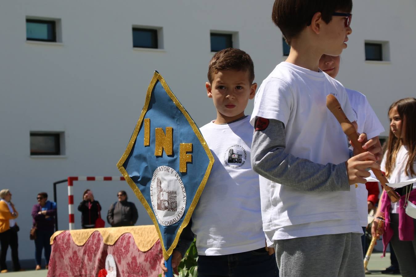 El Colegio 'Sotomayor y Terrazas' ha celebrado, esta mañana, su III Certamen escolar de bandas, organizado por el área de Música de este centro educativo, bajo la dirección de la maestra Loli Guzmán. A las puertas de la Semana Santa de Jerez, la actividad ha tenido como objetivo acercar la música a los niños y trabajar con ellos los sones que acompañan esta celebración. Esta edición ha contado, también, con la participación de alumnos del Colegio de Educación Especial 'Nuestra Señora de Aguasantas', la Agrupación Musical 'Nuestro Padre Jesús Nazareno', la Banda de CC. y TT. de 'Nuestra Señora del Rosario' y la Agrupación Musical 'Maestro Sousa'. Además, como novedad, se ha realizado un desfile previo por las calles del popular 'Barrio Alto'.