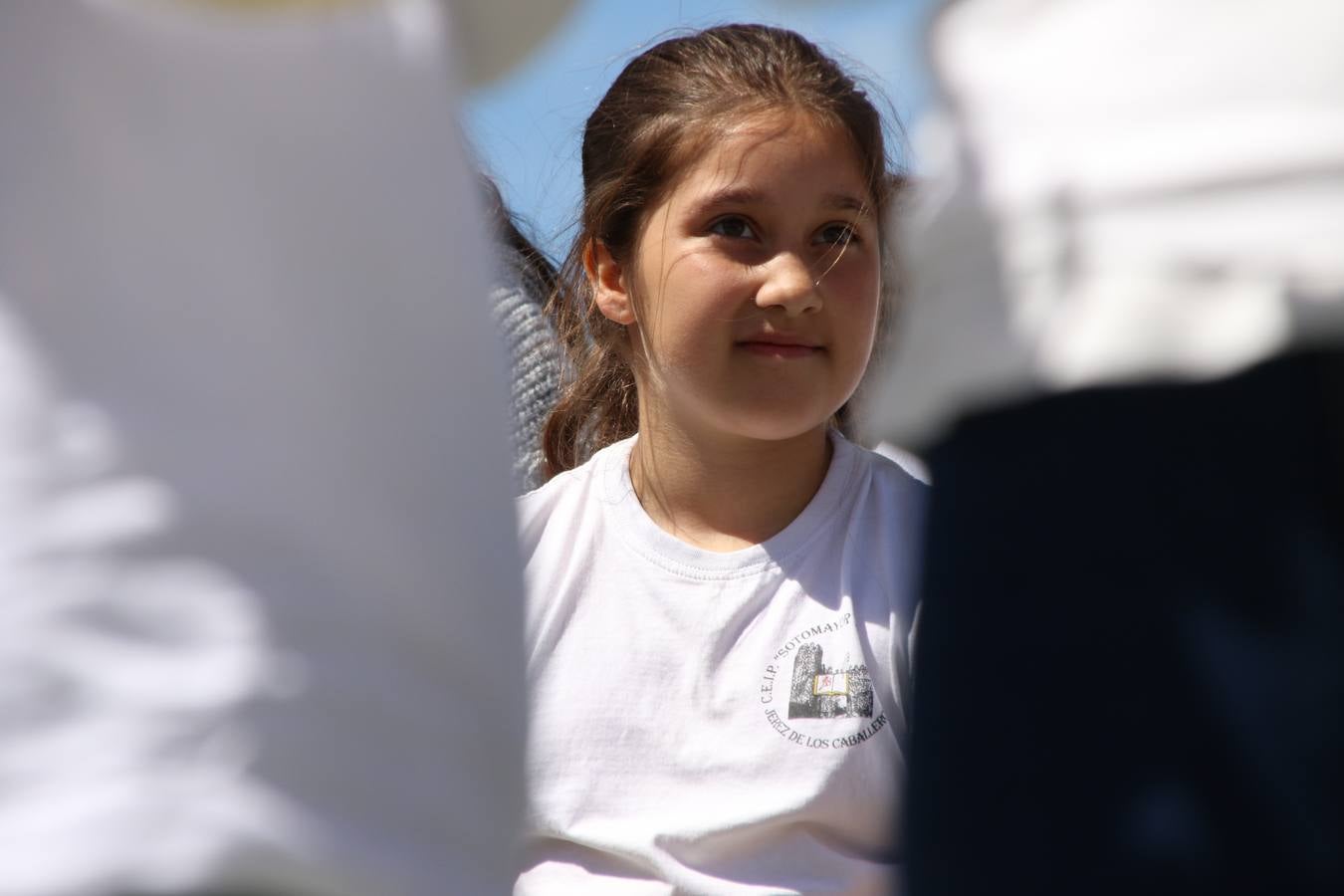 El Colegio 'Sotomayor y Terrazas' ha celebrado, esta mañana, su III Certamen escolar de bandas, organizado por el área de Música de este centro educativo, bajo la dirección de la maestra Loli Guzmán. A las puertas de la Semana Santa de Jerez, la actividad ha tenido como objetivo acercar la música a los niños y trabajar con ellos los sones que acompañan esta celebración. Esta edición ha contado, también, con la participación de alumnos del Colegio de Educación Especial 'Nuestra Señora de Aguasantas', la Agrupación Musical 'Nuestro Padre Jesús Nazareno', la Banda de CC. y TT. de 'Nuestra Señora del Rosario' y la Agrupación Musical 'Maestro Sousa'. Además, como novedad, se ha realizado un desfile previo por las calles del popular 'Barrio Alto'.