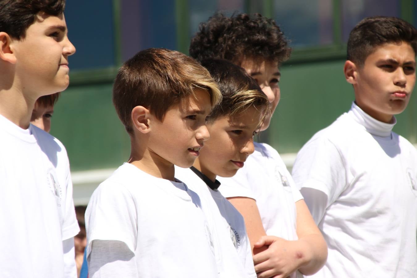 El Colegio 'Sotomayor y Terrazas' ha celebrado, esta mañana, su III Certamen escolar de bandas, organizado por el área de Música de este centro educativo, bajo la dirección de la maestra Loli Guzmán. A las puertas de la Semana Santa de Jerez, la actividad ha tenido como objetivo acercar la música a los niños y trabajar con ellos los sones que acompañan esta celebración. Esta edición ha contado, también, con la participación de alumnos del Colegio de Educación Especial 'Nuestra Señora de Aguasantas', la Agrupación Musical 'Nuestro Padre Jesús Nazareno', la Banda de CC. y TT. de 'Nuestra Señora del Rosario' y la Agrupación Musical 'Maestro Sousa'. Además, como novedad, se ha realizado un desfile previo por las calles del popular 'Barrio Alto'.