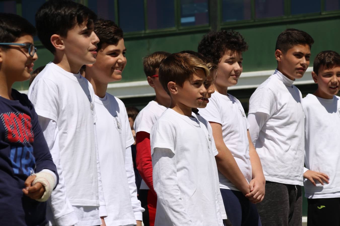 El Colegio 'Sotomayor y Terrazas' ha celebrado, esta mañana, su III Certamen escolar de bandas, organizado por el área de Música de este centro educativo, bajo la dirección de la maestra Loli Guzmán. A las puertas de la Semana Santa de Jerez, la actividad ha tenido como objetivo acercar la música a los niños y trabajar con ellos los sones que acompañan esta celebración. Esta edición ha contado, también, con la participación de alumnos del Colegio de Educación Especial 'Nuestra Señora de Aguasantas', la Agrupación Musical 'Nuestro Padre Jesús Nazareno', la Banda de CC. y TT. de 'Nuestra Señora del Rosario' y la Agrupación Musical 'Maestro Sousa'. Además, como novedad, se ha realizado un desfile previo por las calles del popular 'Barrio Alto'.