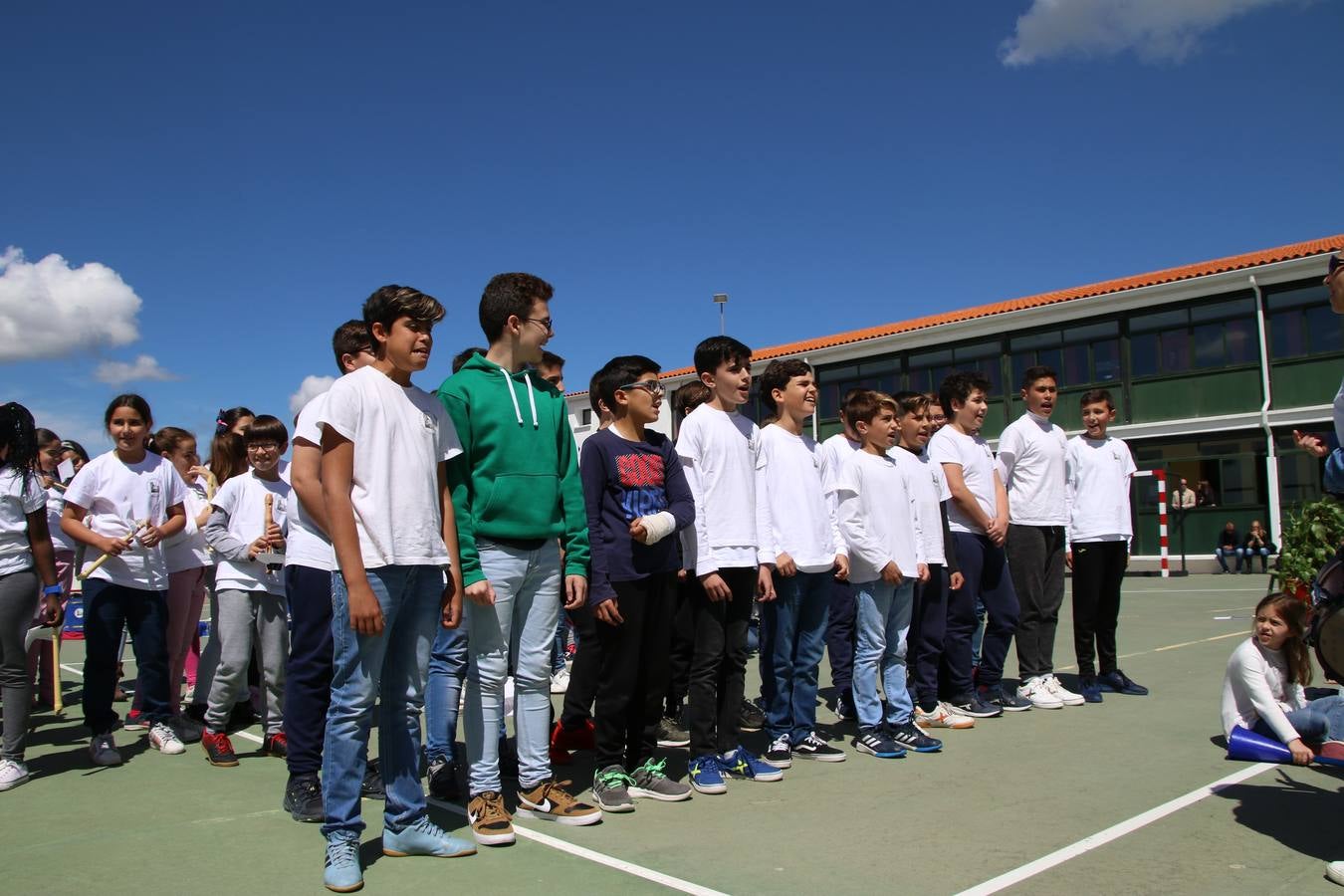 El Colegio 'Sotomayor y Terrazas' ha celebrado, esta mañana, su III Certamen escolar de bandas, organizado por el área de Música de este centro educativo, bajo la dirección de la maestra Loli Guzmán. A las puertas de la Semana Santa de Jerez, la actividad ha tenido como objetivo acercar la música a los niños y trabajar con ellos los sones que acompañan esta celebración. Esta edición ha contado, también, con la participación de alumnos del Colegio de Educación Especial 'Nuestra Señora de Aguasantas', la Agrupación Musical 'Nuestro Padre Jesús Nazareno', la Banda de CC. y TT. de 'Nuestra Señora del Rosario' y la Agrupación Musical 'Maestro Sousa'. Además, como novedad, se ha realizado un desfile previo por las calles del popular 'Barrio Alto'.