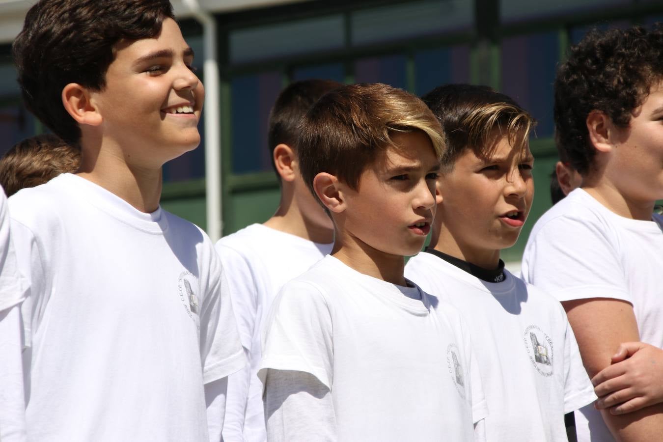 El Colegio 'Sotomayor y Terrazas' ha celebrado, esta mañana, su III Certamen escolar de bandas, organizado por el área de Música de este centro educativo, bajo la dirección de la maestra Loli Guzmán. A las puertas de la Semana Santa de Jerez, la actividad ha tenido como objetivo acercar la música a los niños y trabajar con ellos los sones que acompañan esta celebración. Esta edición ha contado, también, con la participación de alumnos del Colegio de Educación Especial 'Nuestra Señora de Aguasantas', la Agrupación Musical 'Nuestro Padre Jesús Nazareno', la Banda de CC. y TT. de 'Nuestra Señora del Rosario' y la Agrupación Musical 'Maestro Sousa'. Además, como novedad, se ha realizado un desfile previo por las calles del popular 'Barrio Alto'.