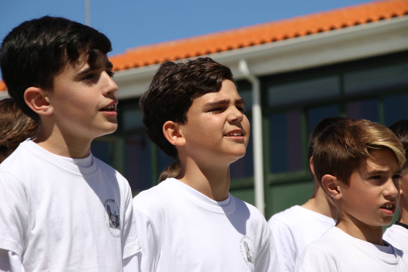 El Colegio 'Sotomayor y Terrazas' ha celebrado, esta mañana, su III Certamen escolar de bandas, organizado por el área de Música de este centro educativo, bajo la dirección de la maestra Loli Guzmán. A las puertas de la Semana Santa de Jerez, la actividad ha tenido como objetivo acercar la música a los niños y trabajar con ellos los sones que acompañan esta celebración. Esta edición ha contado, también, con la participación de alumnos del Colegio de Educación Especial 'Nuestra Señora de Aguasantas', la Agrupación Musical 'Nuestro Padre Jesús Nazareno', la Banda de CC. y TT. de 'Nuestra Señora del Rosario' y la Agrupación Musical 'Maestro Sousa'. Además, como novedad, se ha realizado un desfile previo por las calles del popular 'Barrio Alto'.