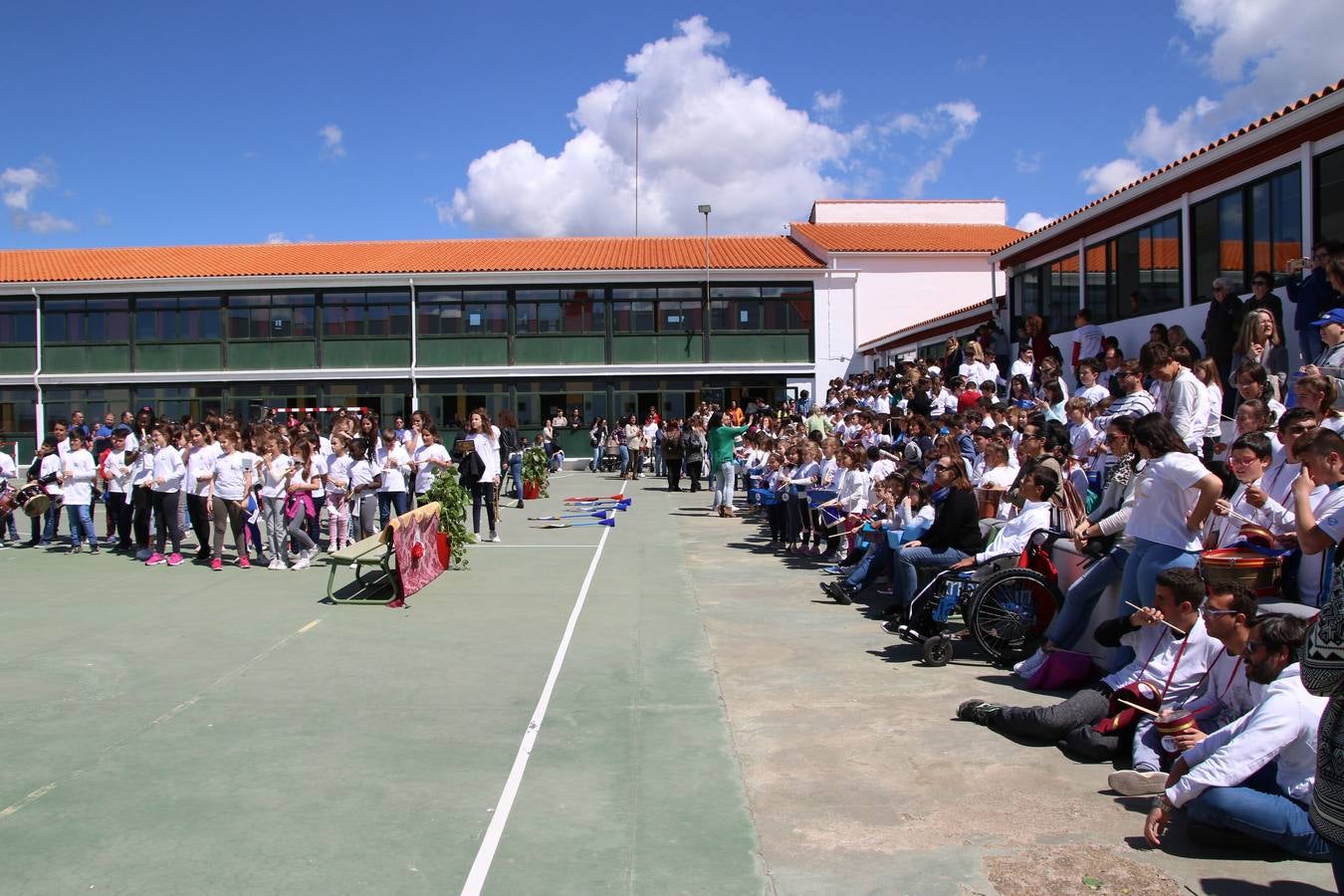 El Colegio 'Sotomayor y Terrazas' ha celebrado, esta mañana, su III Certamen escolar de bandas, organizado por el área de Música de este centro educativo, bajo la dirección de la maestra Loli Guzmán. A las puertas de la Semana Santa de Jerez, la actividad ha tenido como objetivo acercar la música a los niños y trabajar con ellos los sones que acompañan esta celebración. Esta edición ha contado, también, con la participación de alumnos del Colegio de Educación Especial 'Nuestra Señora de Aguasantas', la Agrupación Musical 'Nuestro Padre Jesús Nazareno', la Banda de CC. y TT. de 'Nuestra Señora del Rosario' y la Agrupación Musical 'Maestro Sousa'. Además, como novedad, se ha realizado un desfile previo por las calles del popular 'Barrio Alto'.