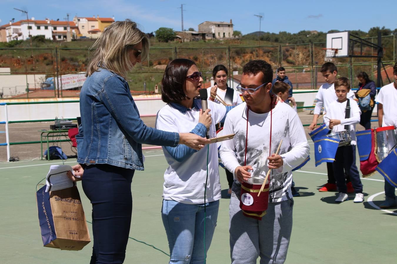 El Colegio 'Sotomayor y Terrazas' ha celebrado, esta mañana, su III Certamen escolar de bandas, organizado por el área de Música de este centro educativo, bajo la dirección de la maestra Loli Guzmán. A las puertas de la Semana Santa de Jerez, la actividad ha tenido como objetivo acercar la música a los niños y trabajar con ellos los sones que acompañan esta celebración. Esta edición ha contado, también, con la participación de alumnos del Colegio de Educación Especial 'Nuestra Señora de Aguasantas', la Agrupación Musical 'Nuestro Padre Jesús Nazareno', la Banda de CC. y TT. de 'Nuestra Señora del Rosario' y la Agrupación Musical 'Maestro Sousa'. Además, como novedad, se ha realizado un desfile previo por las calles del popular 'Barrio Alto'.
