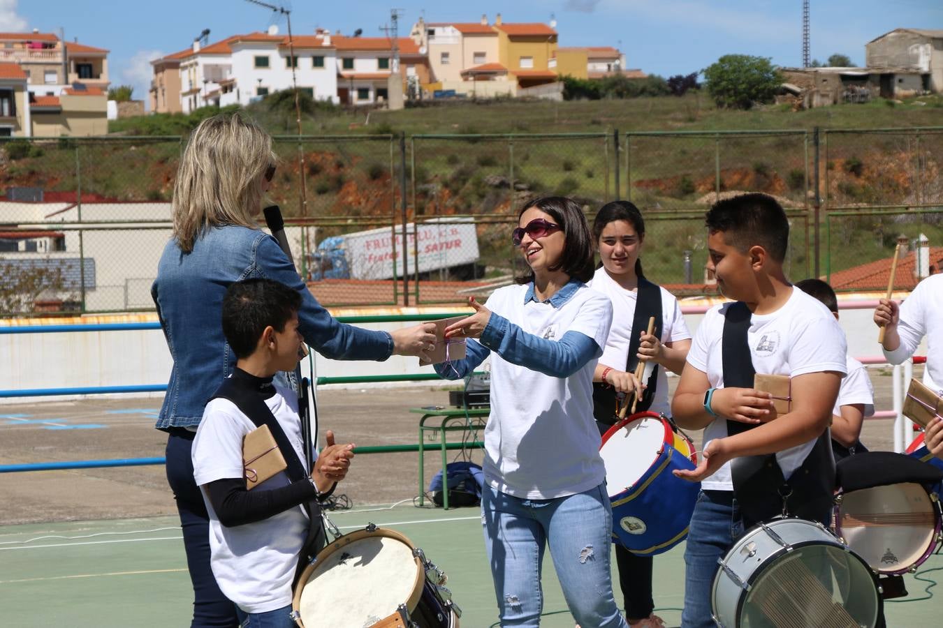 El Colegio 'Sotomayor y Terrazas' ha celebrado, esta mañana, su III Certamen escolar de bandas, organizado por el área de Música de este centro educativo, bajo la dirección de la maestra Loli Guzmán. A las puertas de la Semana Santa de Jerez, la actividad ha tenido como objetivo acercar la música a los niños y trabajar con ellos los sones que acompañan esta celebración. Esta edición ha contado, también, con la participación de alumnos del Colegio de Educación Especial 'Nuestra Señora de Aguasantas', la Agrupación Musical 'Nuestro Padre Jesús Nazareno', la Banda de CC. y TT. de 'Nuestra Señora del Rosario' y la Agrupación Musical 'Maestro Sousa'. Además, como novedad, se ha realizado un desfile previo por las calles del popular 'Barrio Alto'.