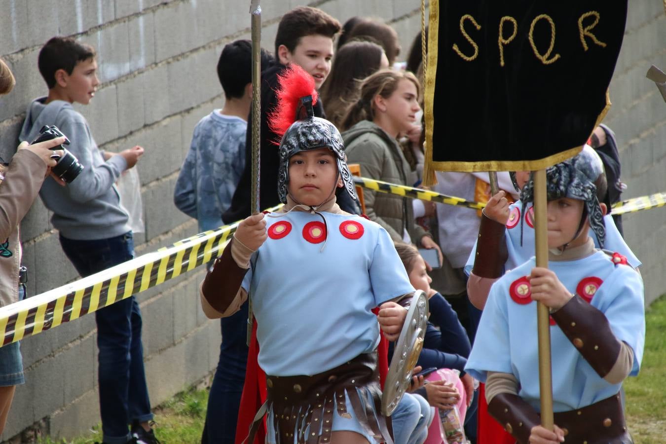 El Colegio «El Rodeo» celebró, ayer, una nueva edición de su Semana Santa infantil que, año tras año, se consolida como una de las citas imprescindibles del calendario cofrade jerezano. La iniciativa cuenta con la implicación de alumnos, padres y profesores, y muestra cómo los más pequeños comienzan a interiorizar los roles propios de quienes participan y hacen posible la Semana Santa del municipio: costaleros, capataces, nazarenos, agrupaciones musicales, mujeres ataviadas con mantilla negra, escoltas romanas, etc. La Agrupación Musical «Nuestro Padre Jesús Nazareno» y la Agrupación Musical «Maestro Sousa» de la OJE acompañaron con sus sones esta entrañable recreación.