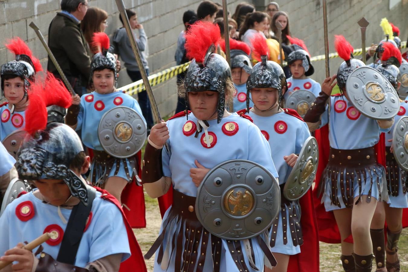 El Colegio «El Rodeo» celebró, ayer, una nueva edición de su Semana Santa infantil que, año tras año, se consolida como una de las citas imprescindibles del calendario cofrade jerezano. La iniciativa cuenta con la implicación de alumnos, padres y profesores, y muestra cómo los más pequeños comienzan a interiorizar los roles propios de quienes participan y hacen posible la Semana Santa del municipio: costaleros, capataces, nazarenos, agrupaciones musicales, mujeres ataviadas con mantilla negra, escoltas romanas, etc. La Agrupación Musical «Nuestro Padre Jesús Nazareno» y la Agrupación Musical «Maestro Sousa» de la OJE acompañaron con sus sones esta entrañable recreación.