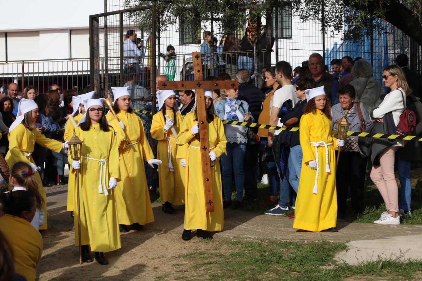 El Colegio «El Rodeo» celebró, ayer, una nueva edición de su Semana Santa infantil que, año tras año, se consolida como una de las citas imprescindibles del calendario cofrade jerezano. La iniciativa cuenta con la implicación de alumnos, padres y profesores, y muestra cómo los más pequeños comienzan a interiorizar los roles propios de quienes participan y hacen posible la Semana Santa del municipio: costaleros, capataces, nazarenos, agrupaciones musicales, mujeres ataviadas con mantilla negra, escoltas romanas, etc. La Agrupación Musical «Nuestro Padre Jesús Nazareno» y la Agrupación Musical «Maestro Sousa» de la OJE acompañaron con sus sones esta entrañable recreación.